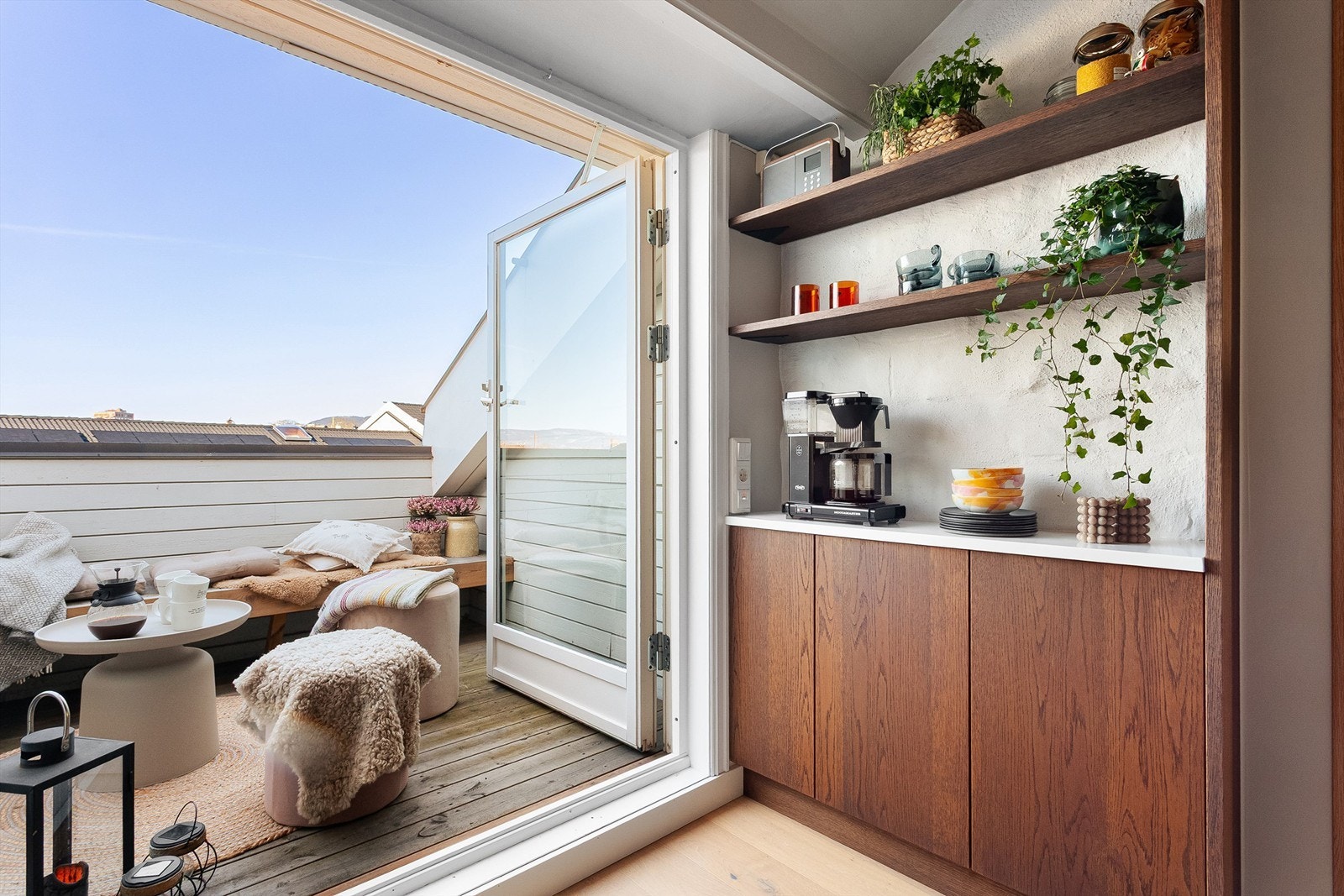 Her har du direkte utgang til den nordvendte takterrassen, som gir en fin forlengelse av rommet i sommerhalvåret Galleribilde