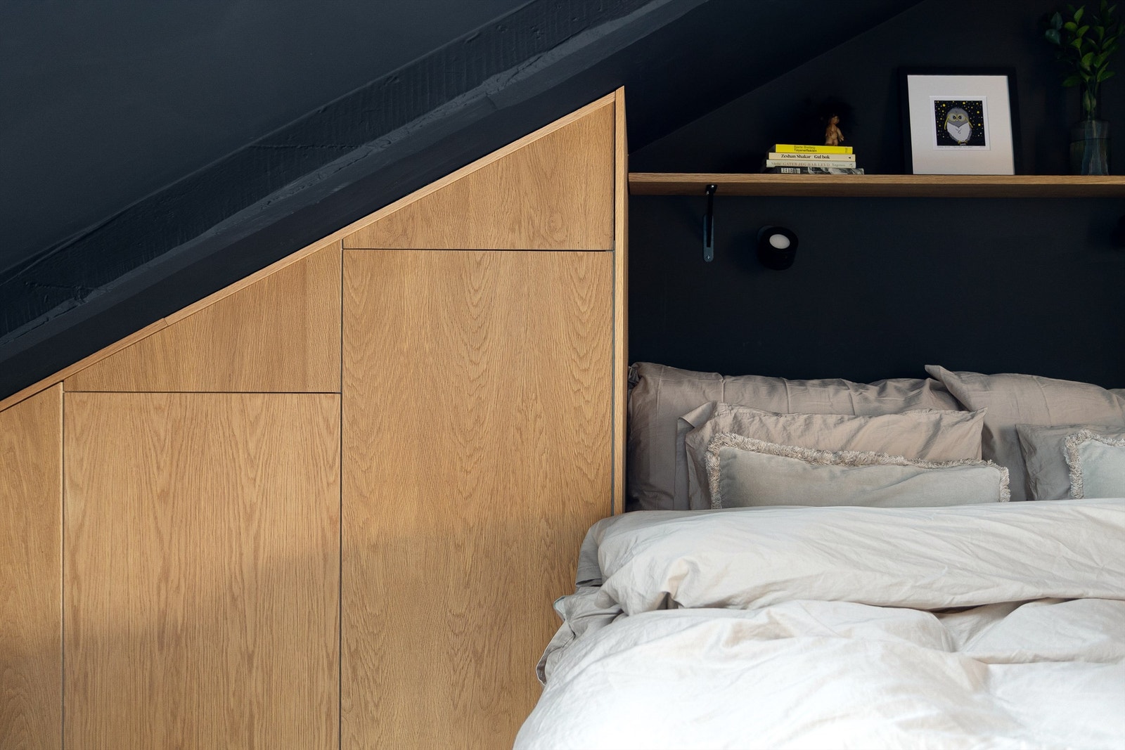 Rommet har malte vegger i en mørk nyanse som gir en lun og dempet stemning, perfekt for hvile og ro Galleribilde