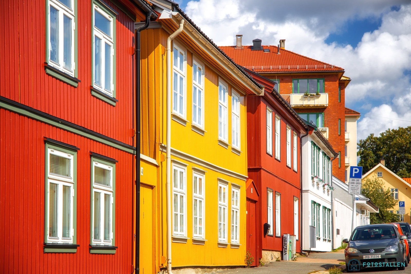 Nærområdet preges av fredelige gater og velbevarte fasader, mange vernet av Byantikvaren Galleribilde