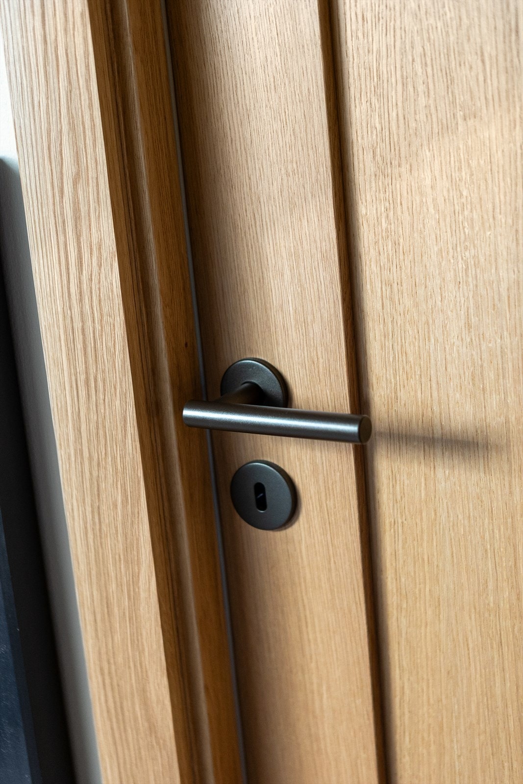 De nye innerdørene er i stilren eik, som komplementerer boligen godt Galleribilde