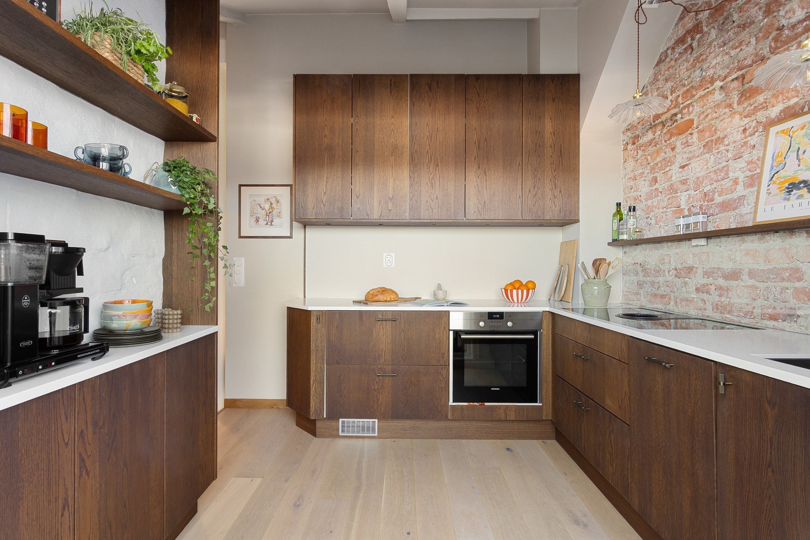 Kjøkkenet har adgang fra stuen, i den delvis åpen løsning, som gir en sosial og åpen atmosfære Galleribilde