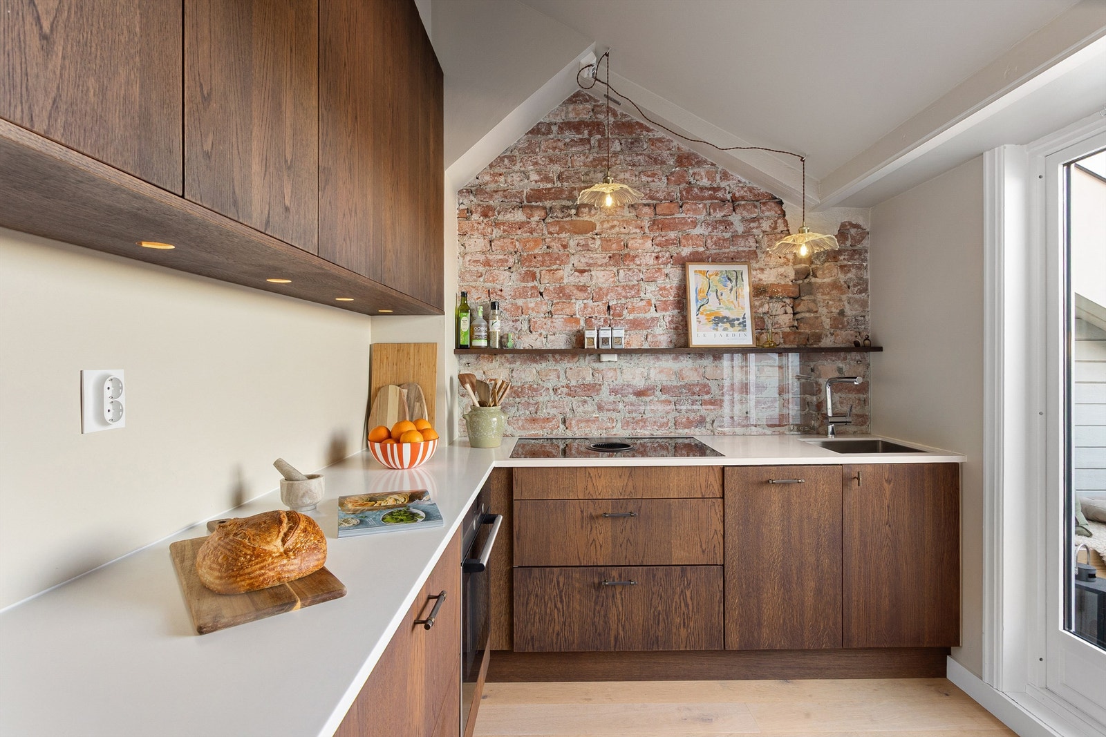 Kjøkkenet har et stilrent uttrykk, med Sigdal-innredning, glatte fronter og benkeplate i kompositt Galleribilde