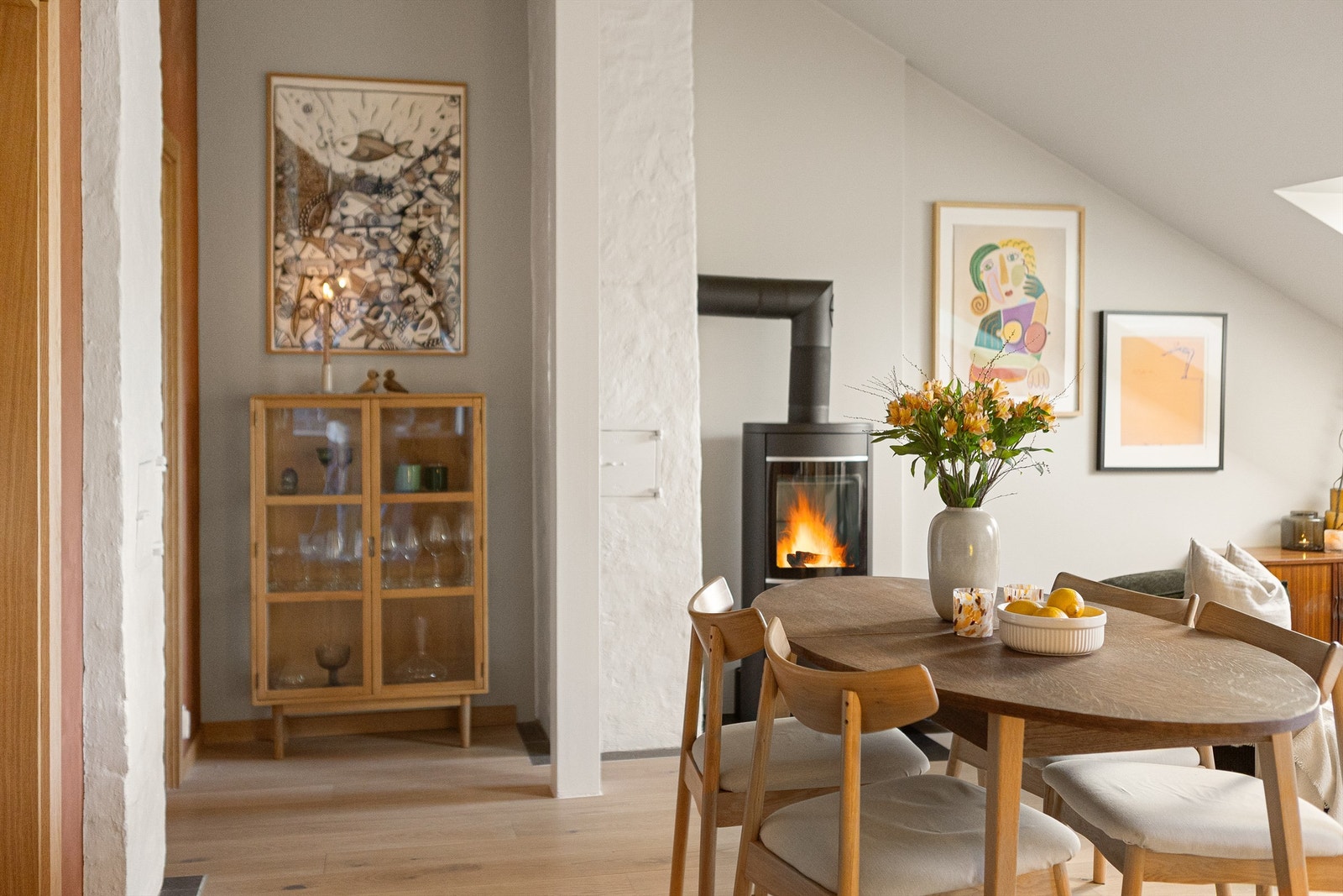 Stuen har god plass til sofagruppe med tilhørende møblement, samt egen spisegruppe Galleribilde