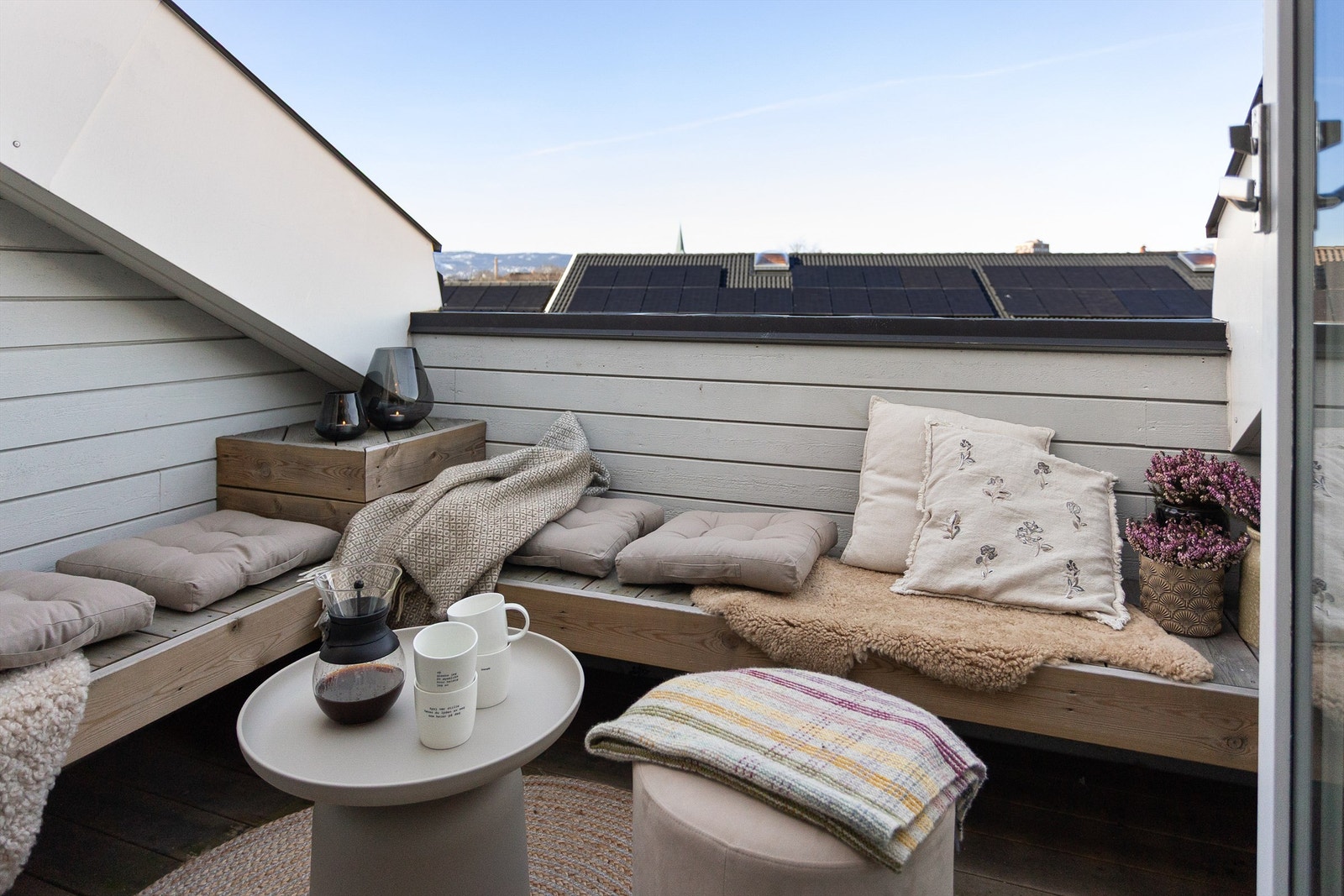 Takterrassen på ca. 5 m² er et herlig uterom, med plassbygde sittebenker og nytt terrassegulv Galleribilde