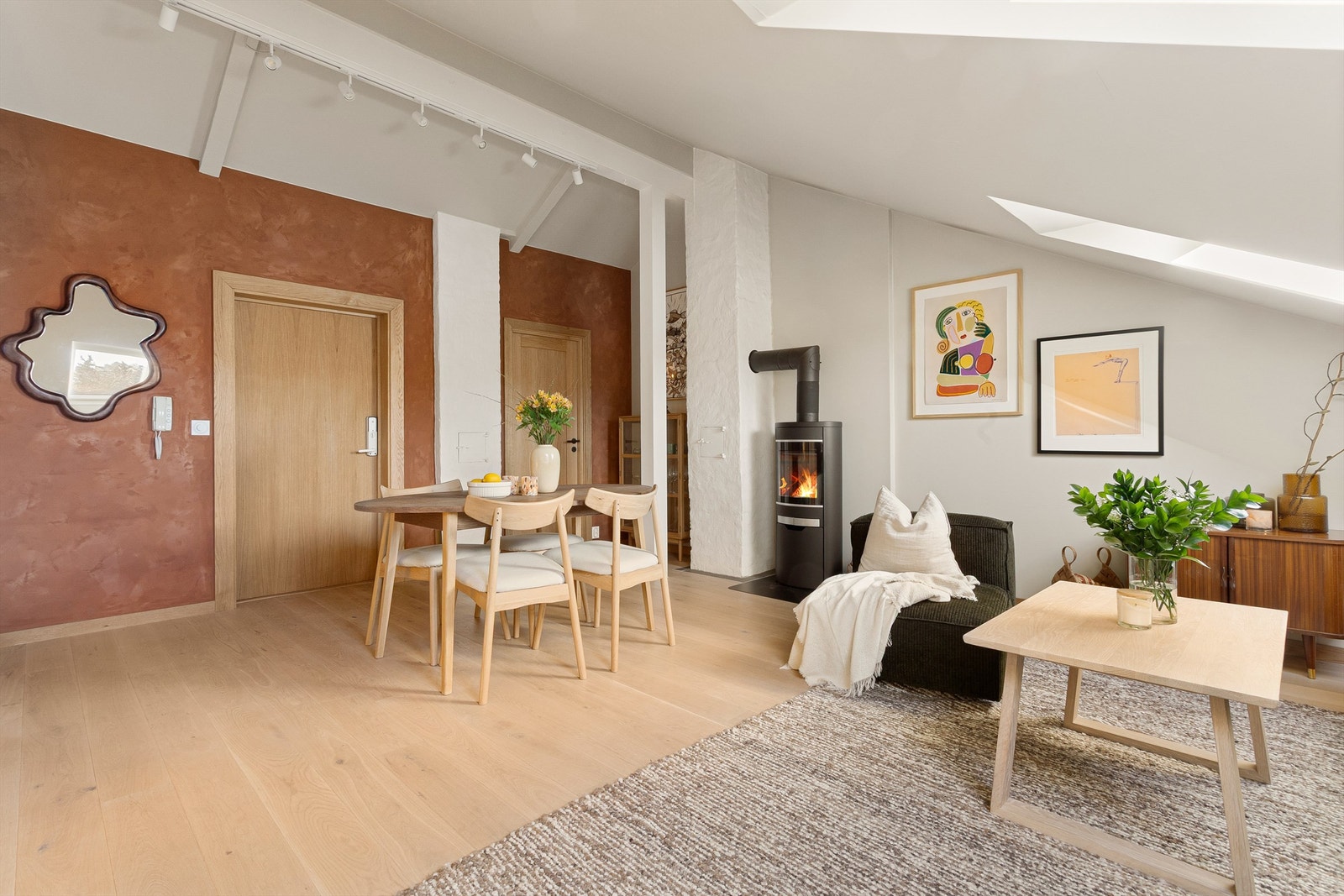 Stuen er romslig og luftig, med en takhøyde på hele 3,29 m på det høyeste Galleribilde