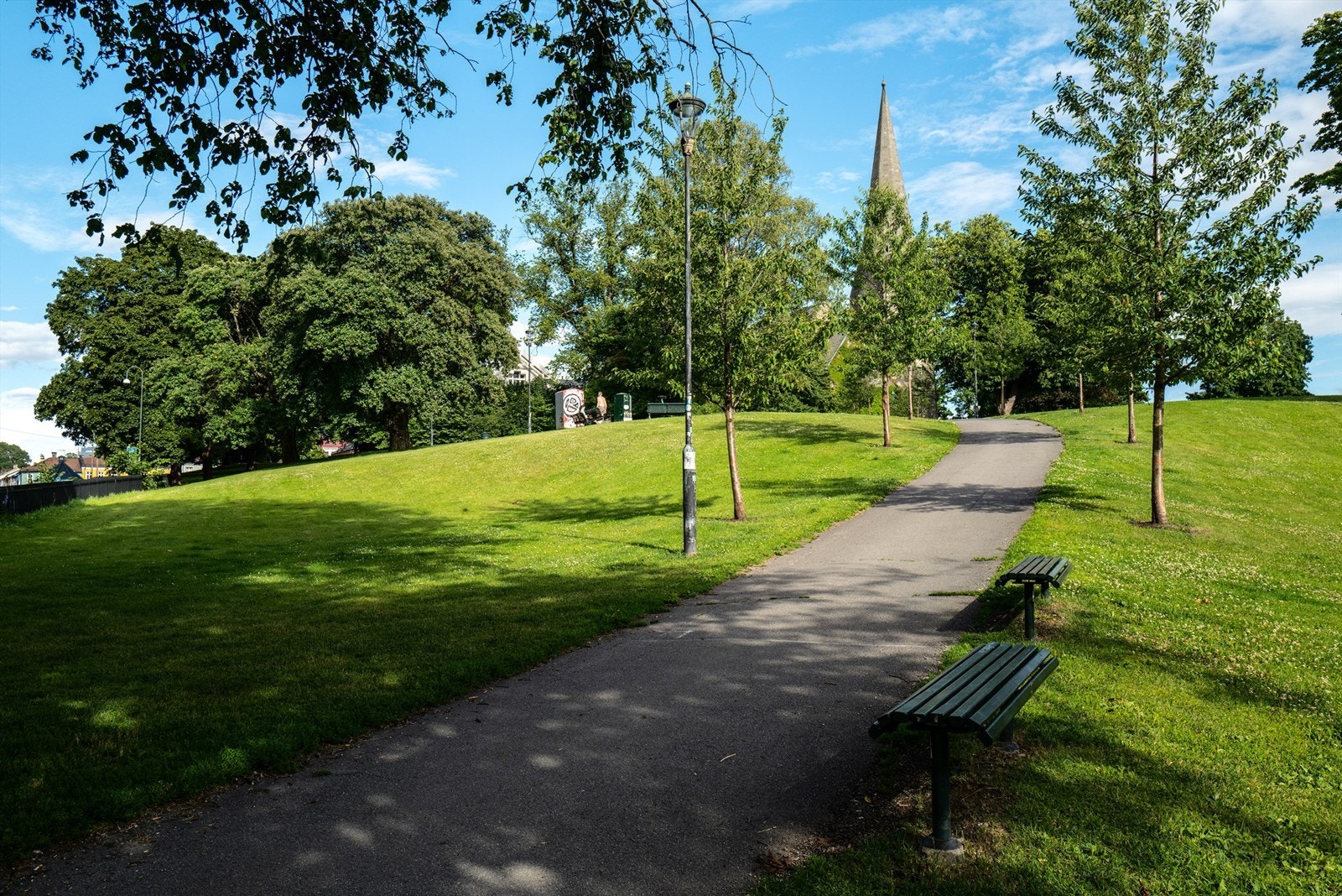 Vålerenga park er omgitt av åpne plener og vakre grøntområder som innbyr til rekreasjon og rolige stunder året rundt Galleribilde