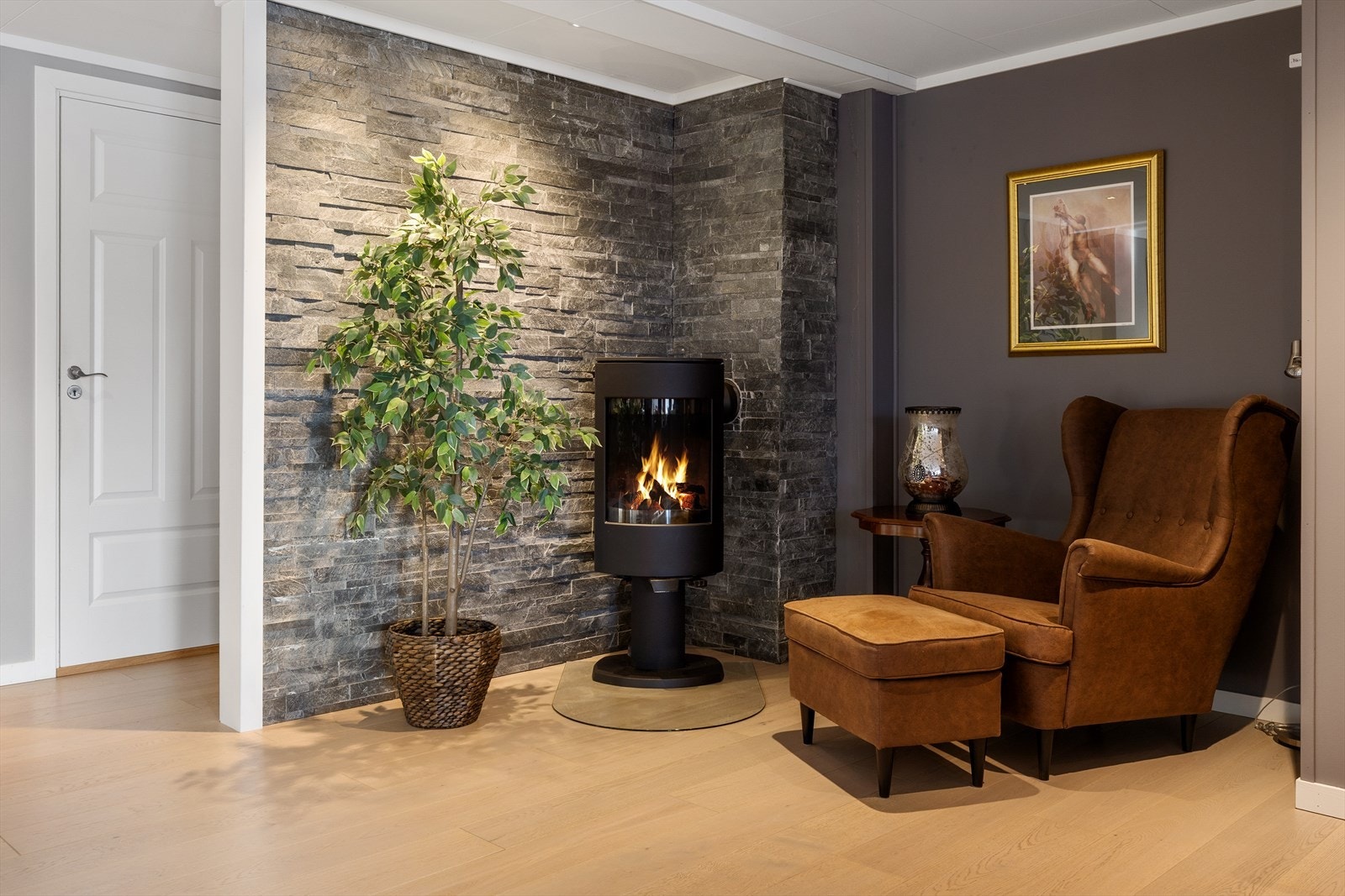 En moderne peisovn, tilknyttet elementpipe, gir ekstra varme og atmosfære. Galleribilde