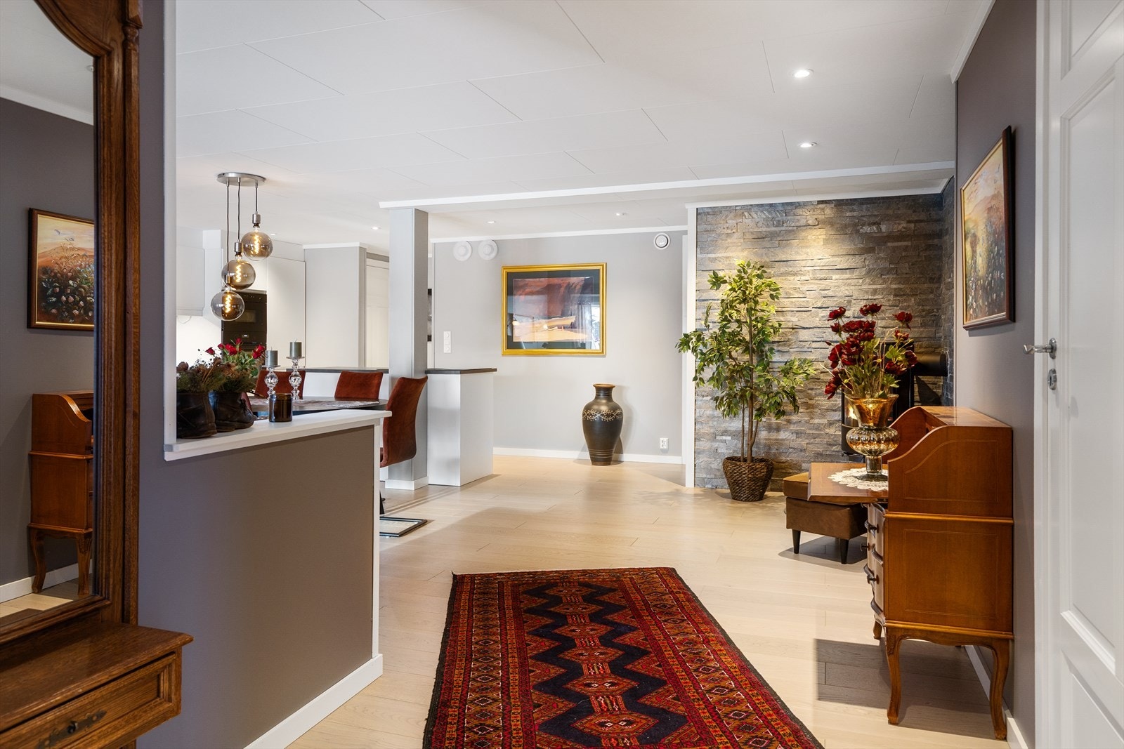 Fra stuen går vi videre inn i en gang som leder til soverommene og bod. Galleribilde