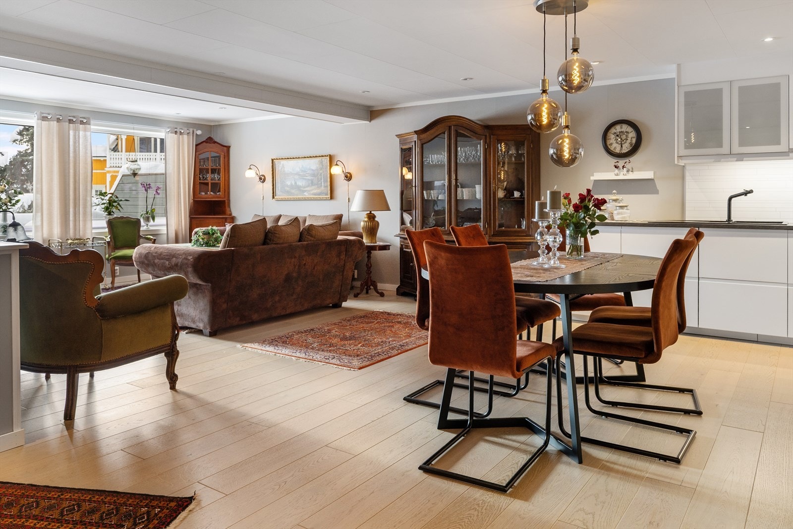 Flott leilighet med åpen løsning mellom kjøkken og stue. Galleribilde