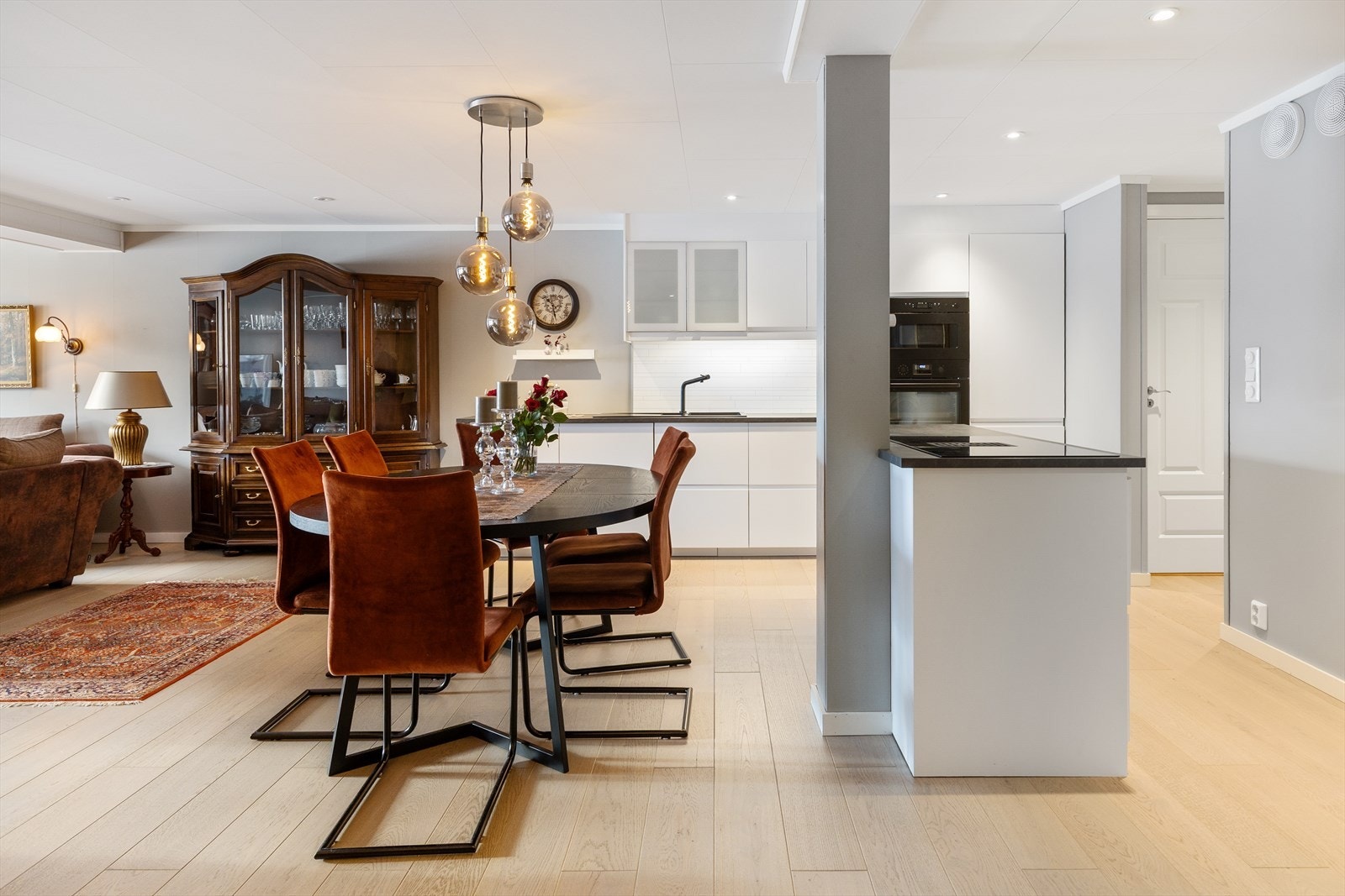 Kjøkkenøya gir en fin arbeidsflate og skaper muligheter for sosial matlaging. Galleribilde