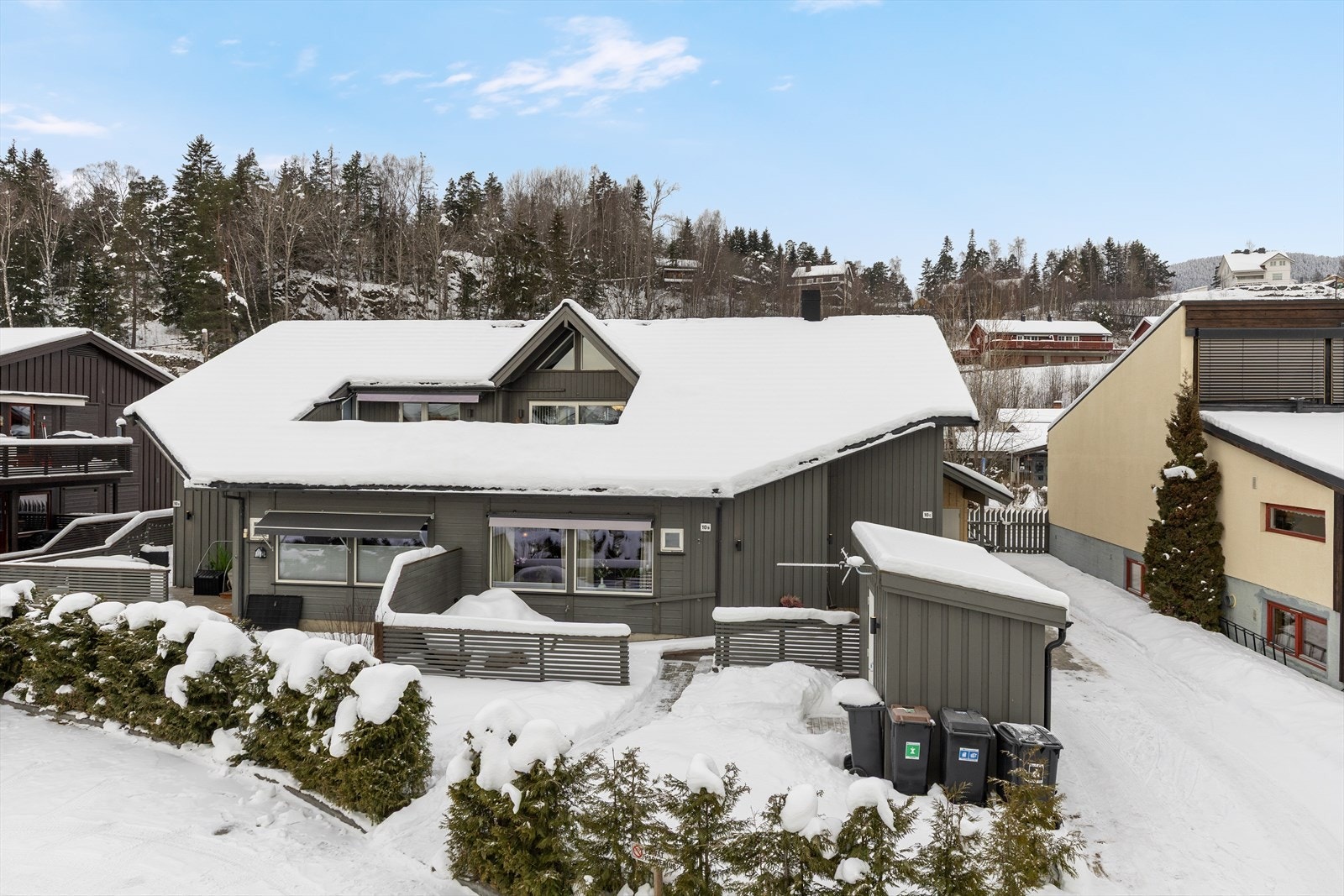 Velkommen til Tomtegata 10B. Eiendommen har privat parkering foran bygget og interne gangveier. Galleribilde