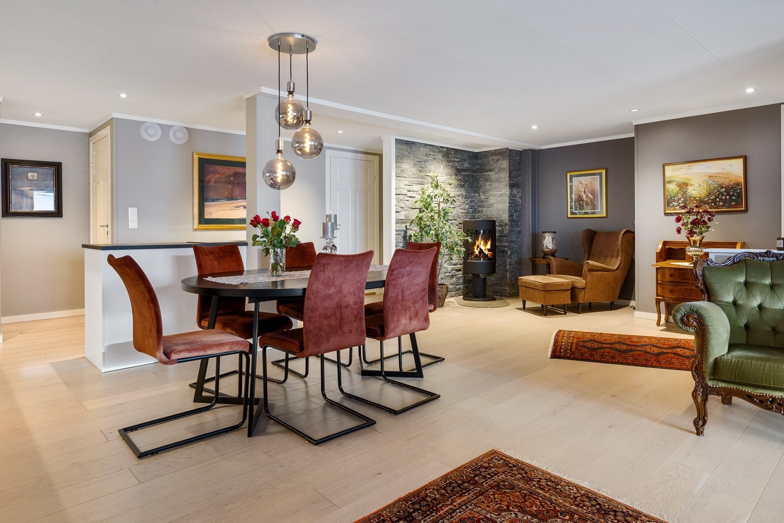 Spisestuen fungerer som et naturlig bindeledd mellom kjøkkenet og stuen. Galleribilde