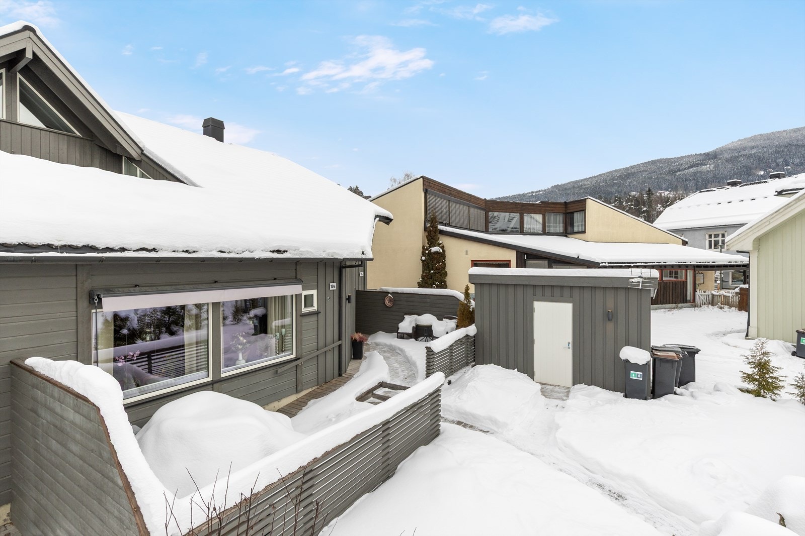 Frittstående utvendig bod på 5 m² for ekstra lagring tilhører leiligheten. Galleribilde