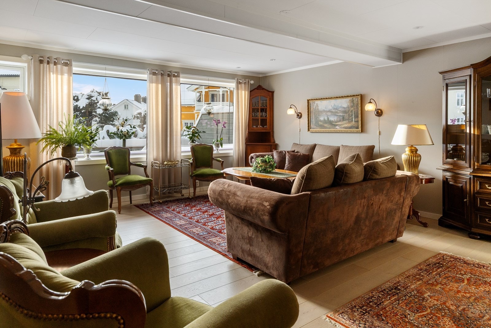 Stuen er romslig med gjennomgående gulv og plass til flere sittegrupper. Galleribilde