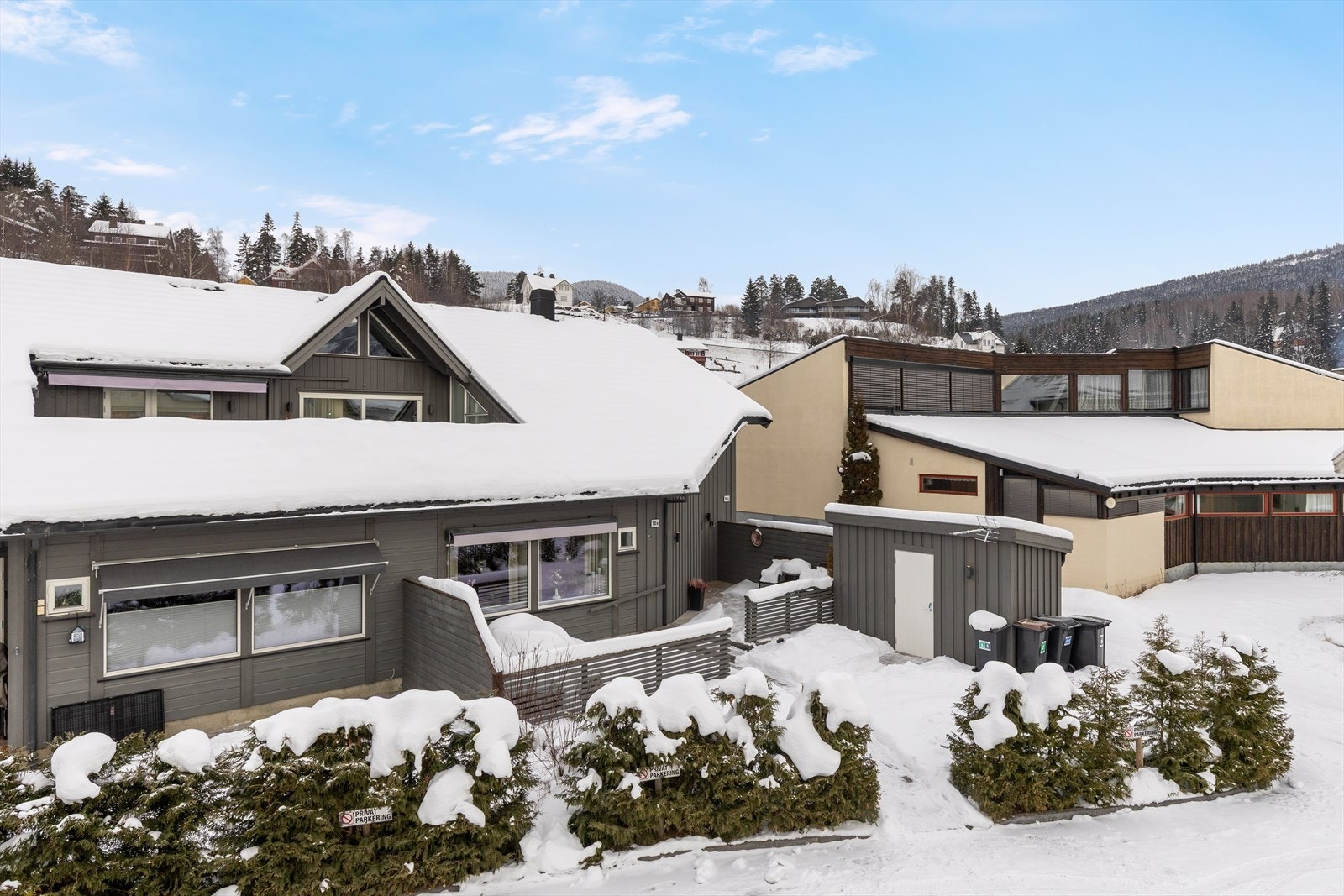 Leiligheten ligger i første etasje i et boligbygg med 3 boenheter. Galleribilde