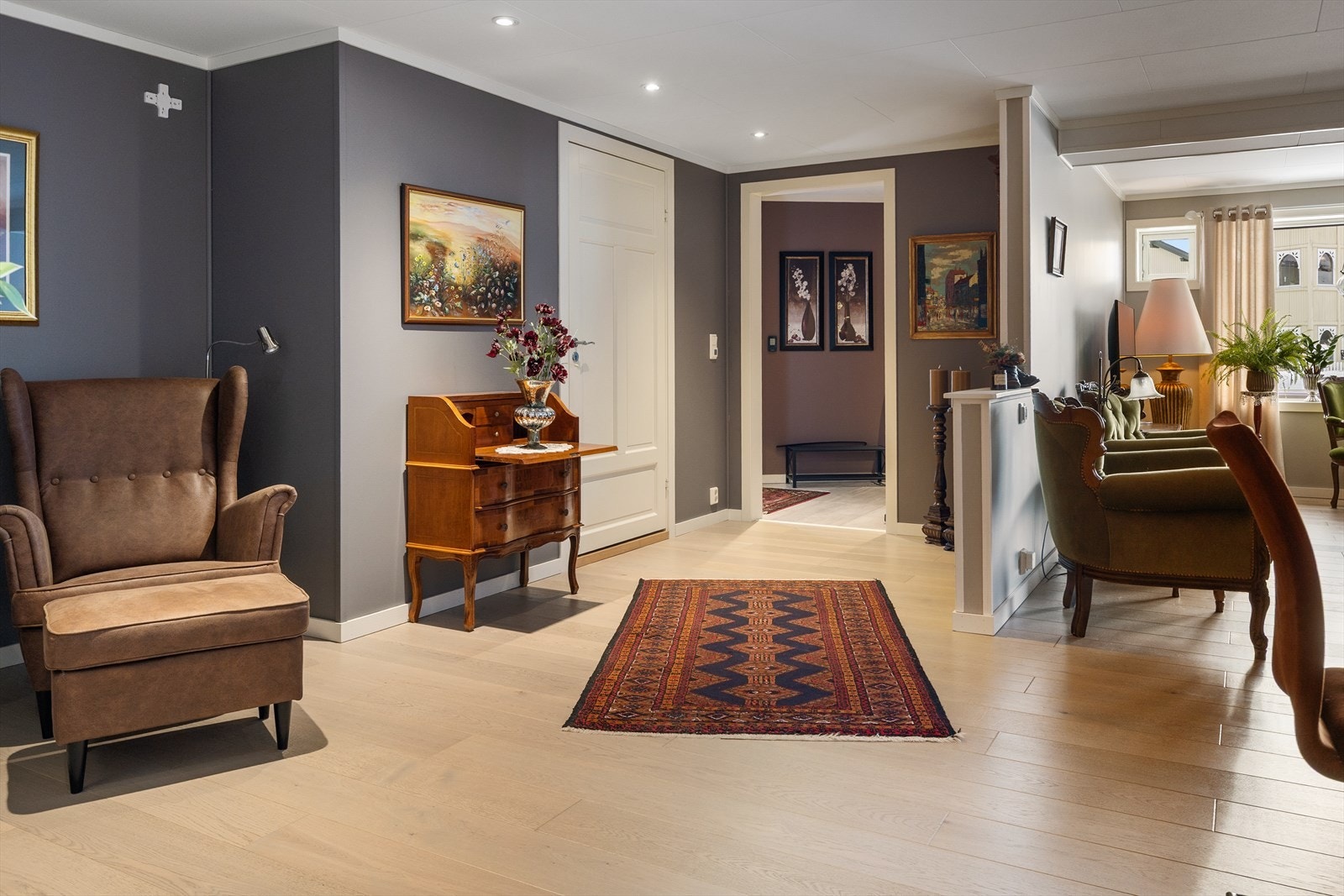 Videre inn åpner boligen seg opp med stue og kjøkken i en sosial sone. Galleribilde