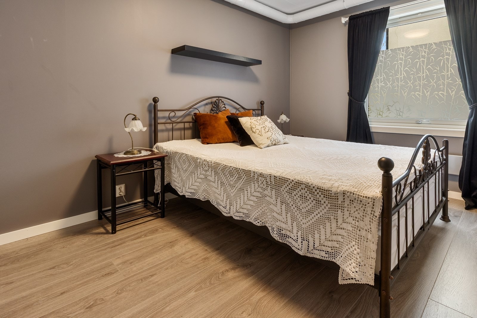 Leiligheten har tre soverom, alle oppgradert i 2021 med malte plater på veggene. Galleribilde