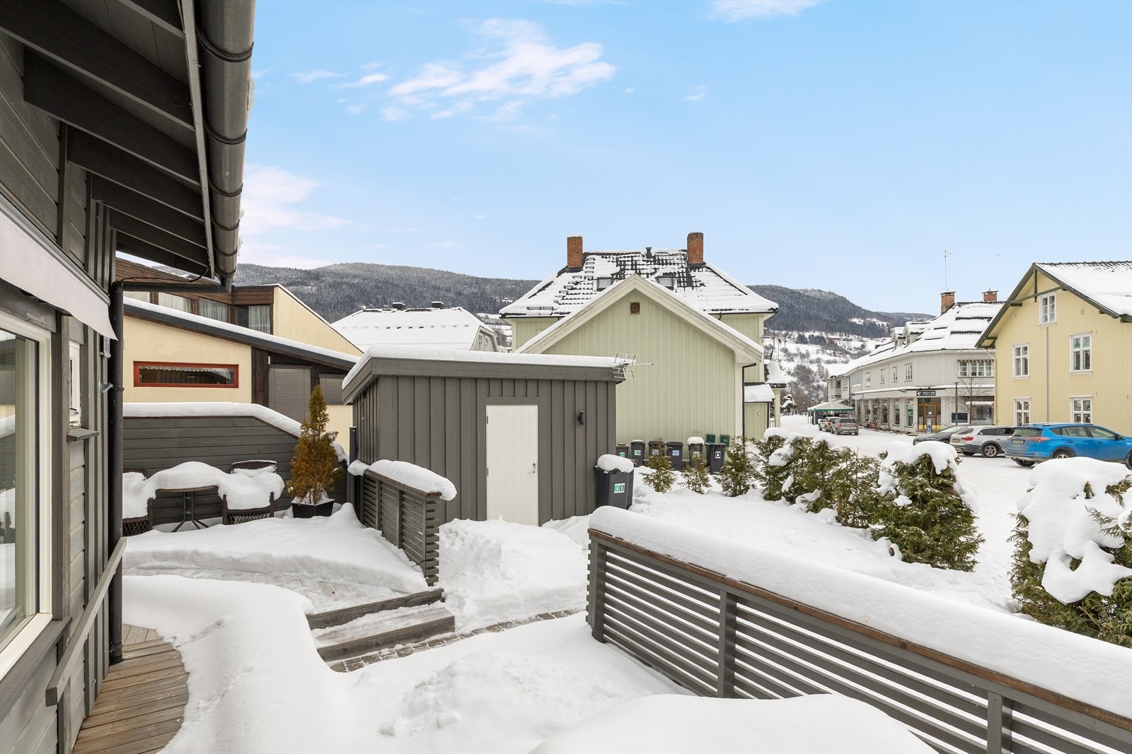 Uteområdet er pent opparbeidet med hekk og beplantning. Galleribilde