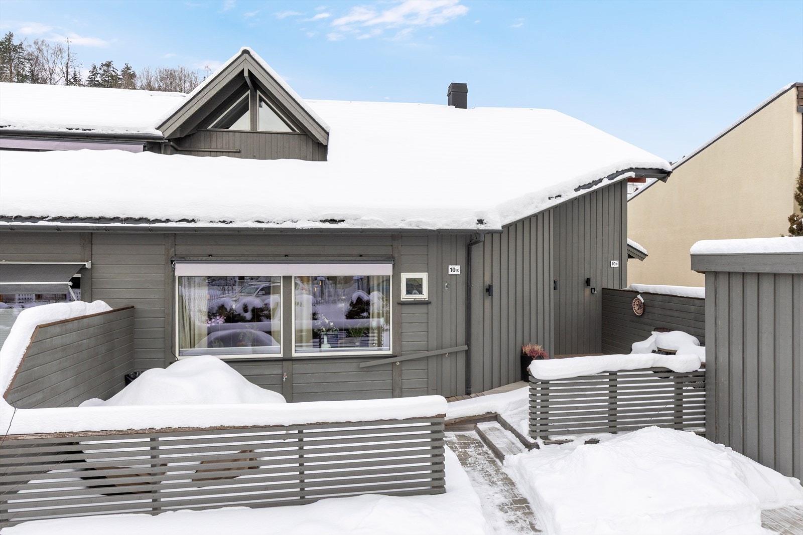 Eiendommen er tilknyttet offentlig vann og avløp via private stikkledninger. Galleribilde