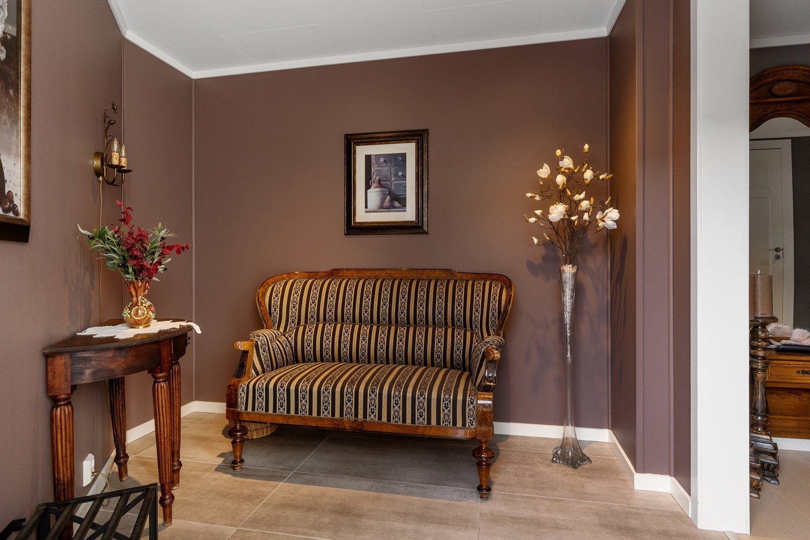 Entréen har god plass til garderobeløsninger og leder videre inn i boligen. Galleribilde