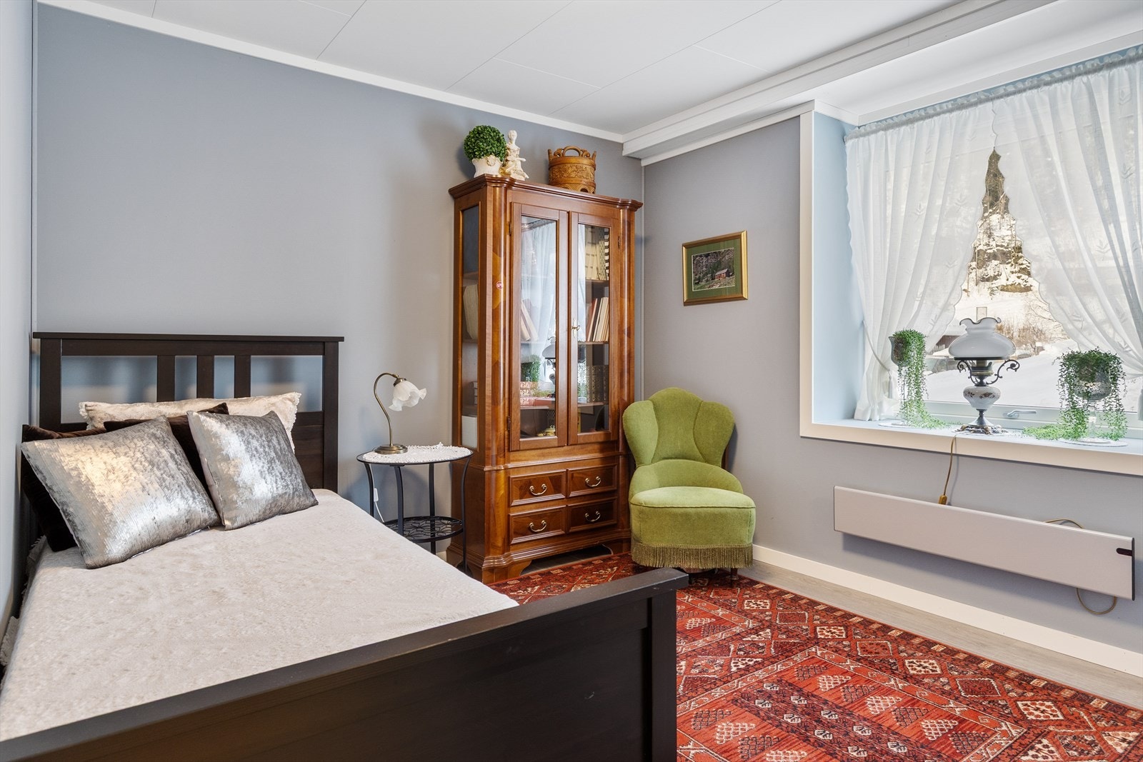 Dette soverommet har god plass til både seng og oppbevaringsmøbler. Galleribilde