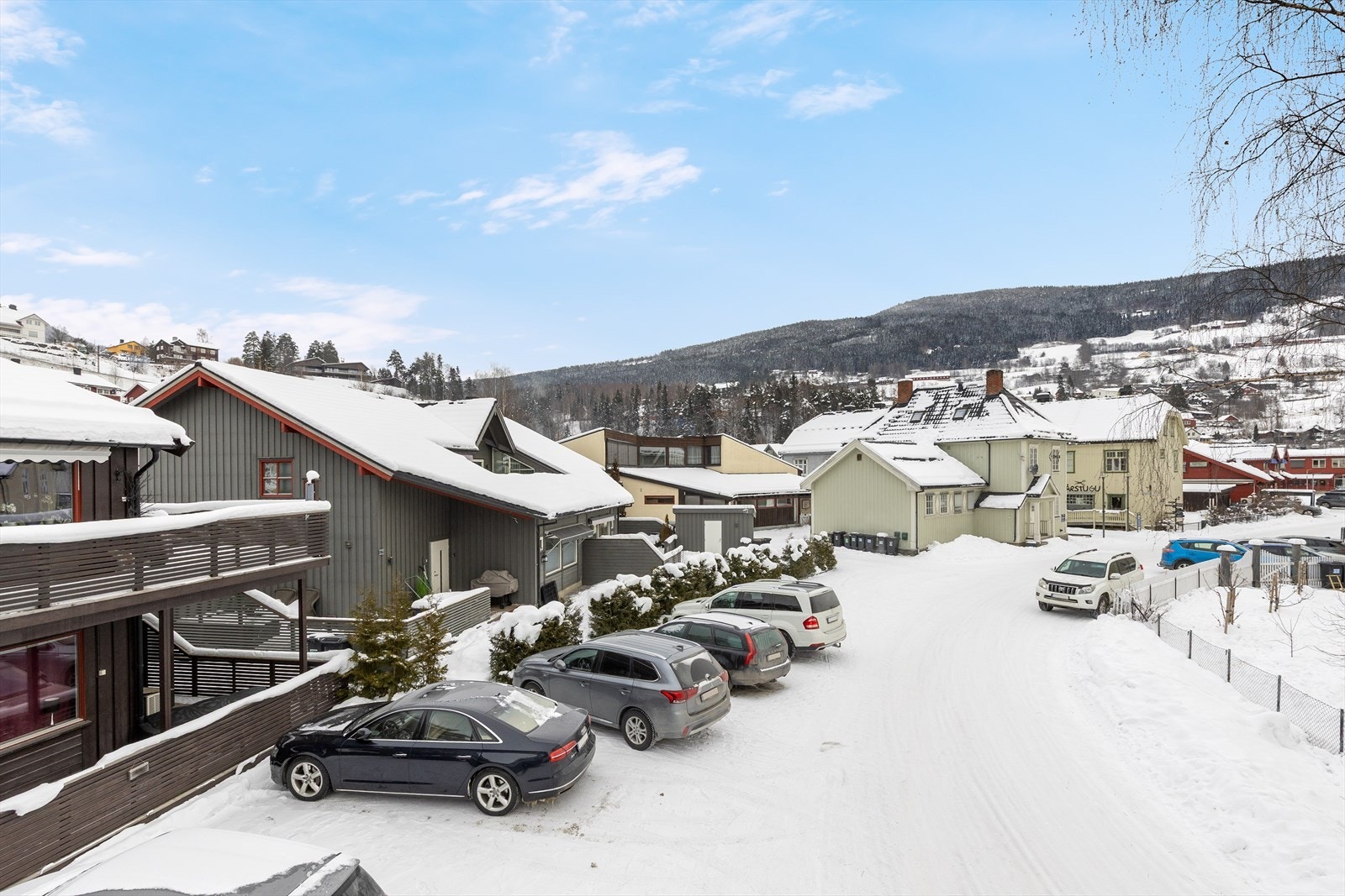 Fra boligen er det kun fire minutters gange til Ringebu stasjon og skysstasjon. Galleribilde