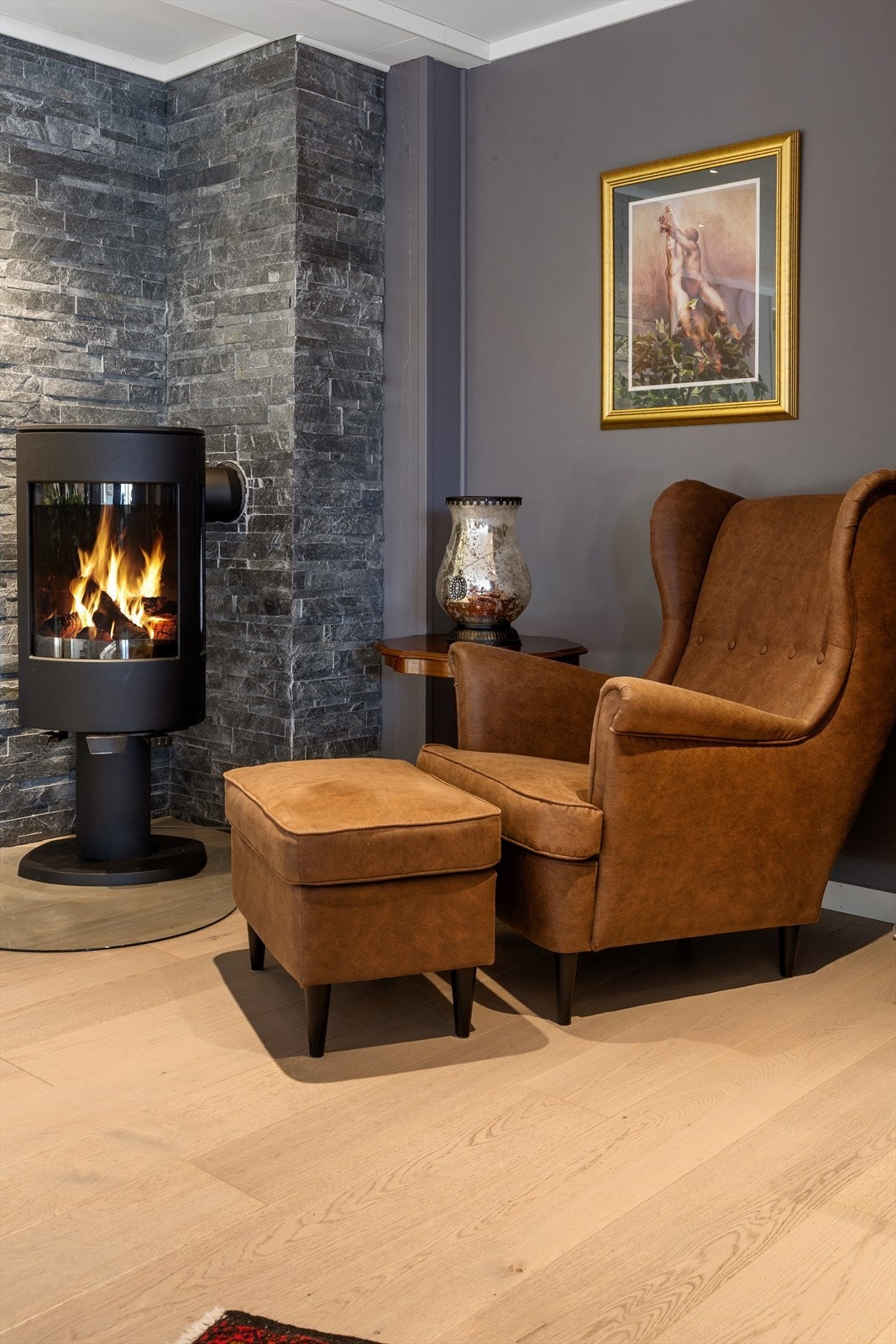 Peisovnen er plassert i en egen krok, som skaper en lun og tilbaketrukket sone. Galleribilde