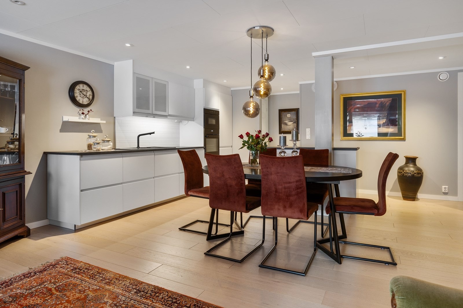 Her er det rikelig med skap- og benkeplass for matlaging. Galleribilde