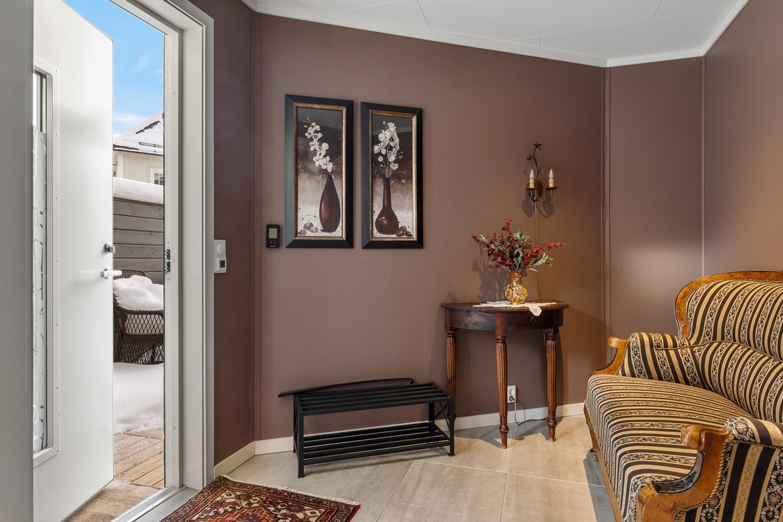 Vi starter i en innbydende entré med flislagt gulv og behagelig gulvvarme. Galleribilde