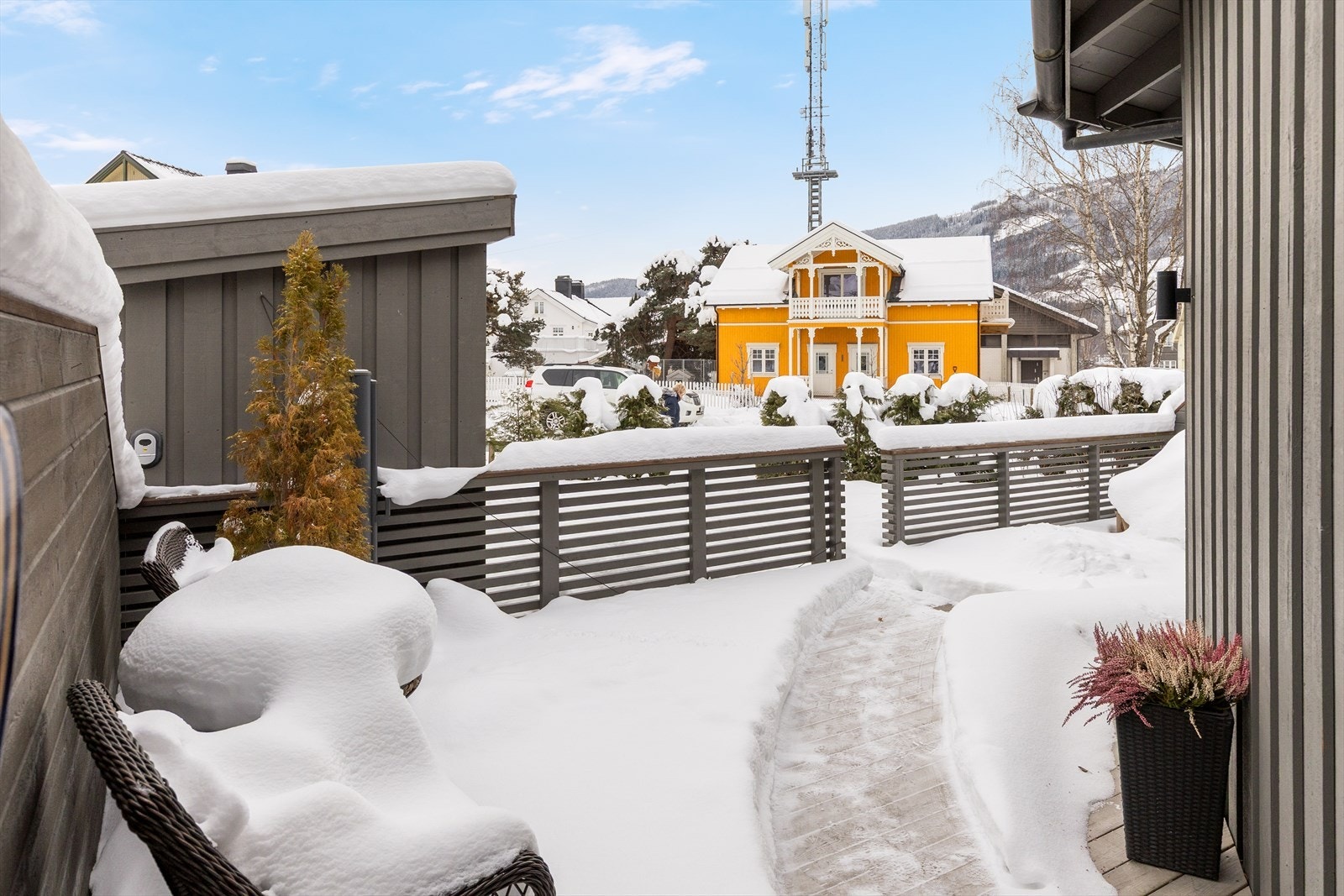 Terrassen ved inngangen er et hyggelig og privat uterom. Galleribilde