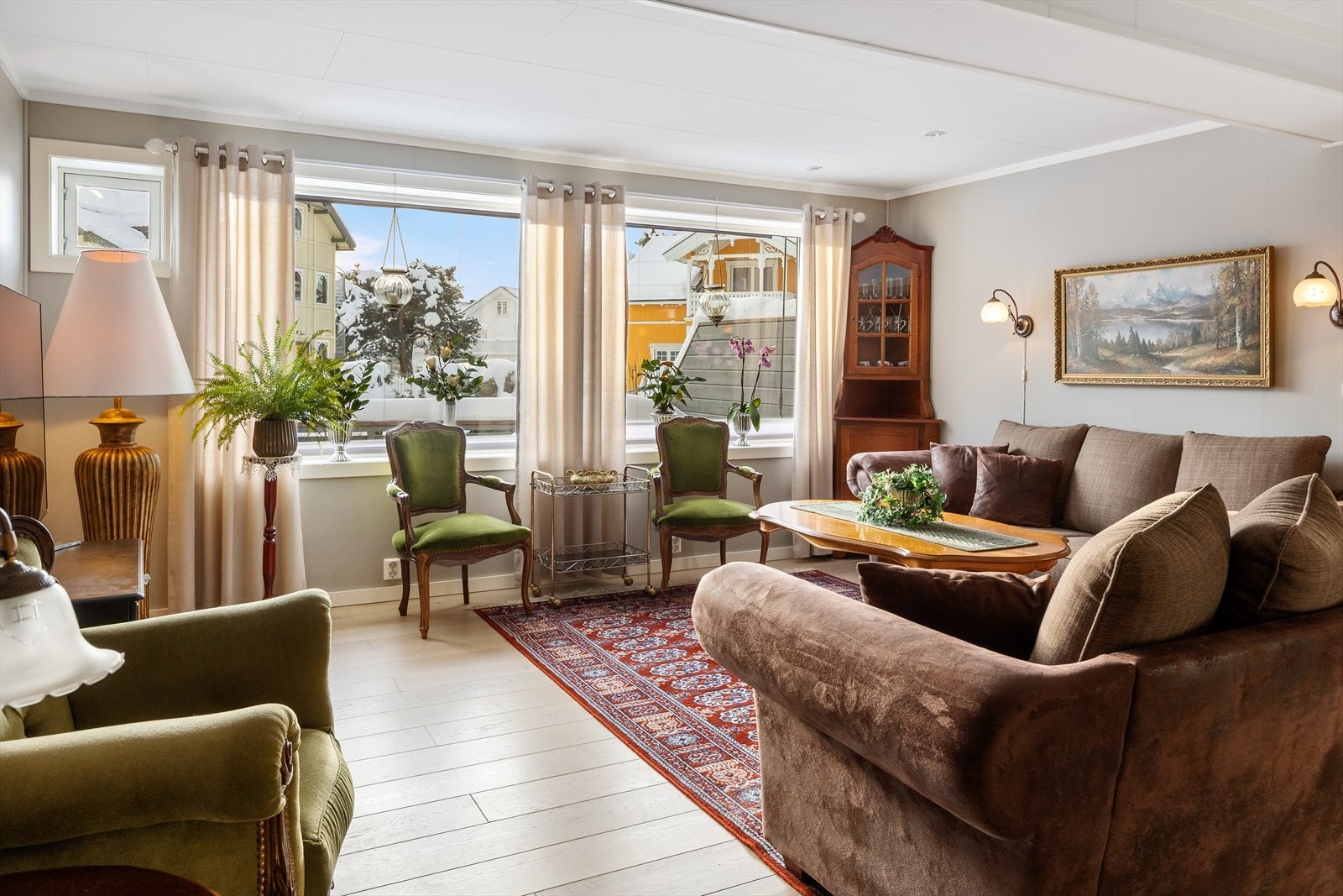 Rommet har parkett på gulv. Galleribilde