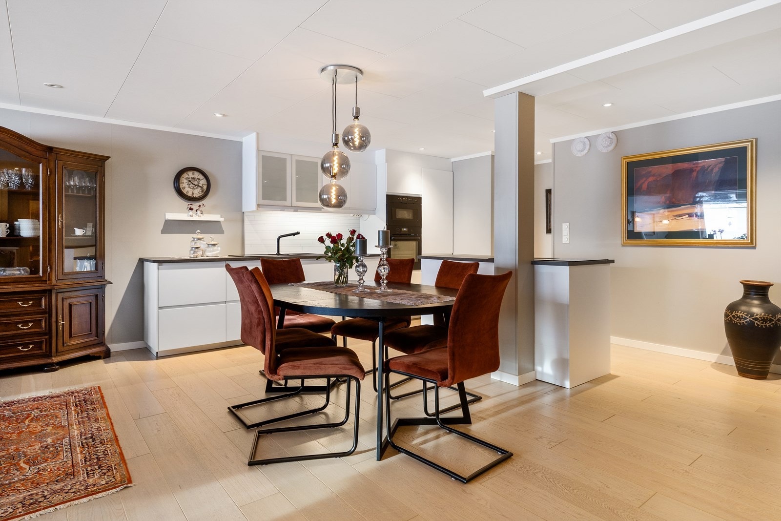 Kjøkkenet fra 2021 har glatte fronter og en slitesterk benkeplate i laminat. Galleribilde