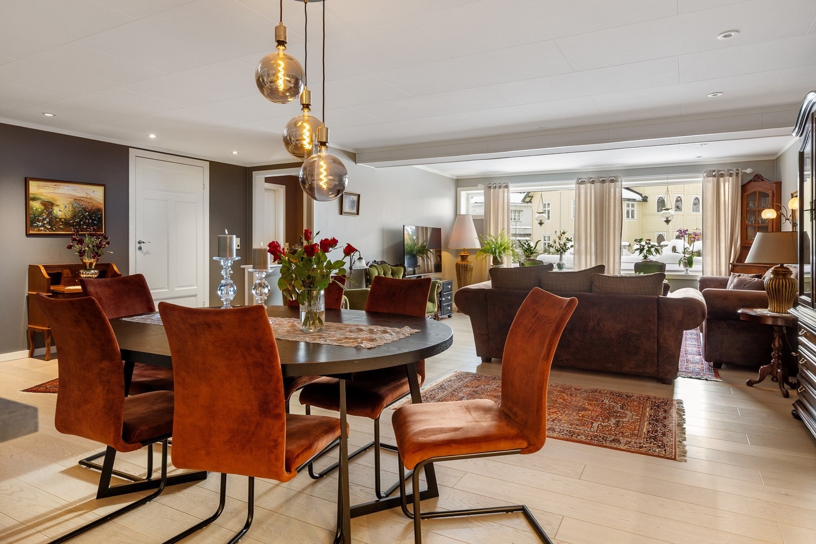 Den åpne løsningen gir god oversikt og kontakt med gjester mens man lager mat. Galleribilde