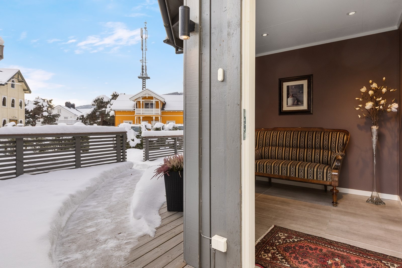 Fra inngangspartiet er det utgang til en romslig, sørvendt terrasse på 16 m². Galleribilde