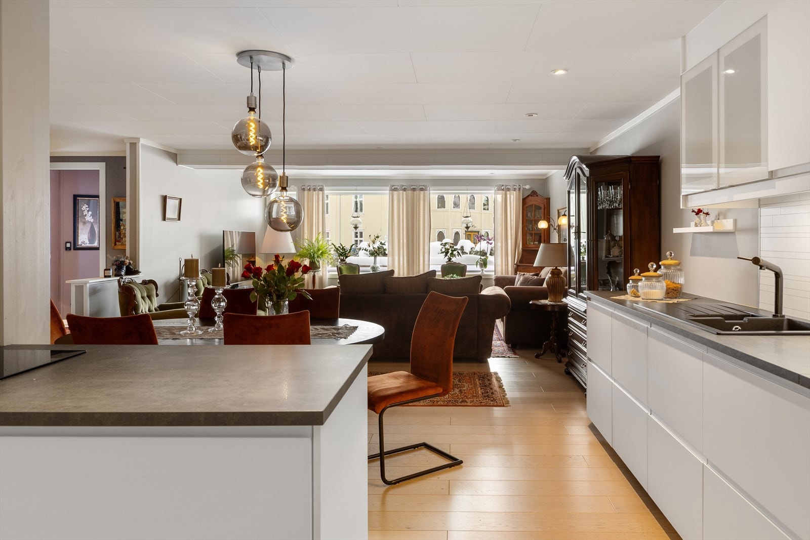 Alle hvitevarer som komfyr, platetopp, mikrobølgeovn og kjøl/frys er integrert. Galleribilde