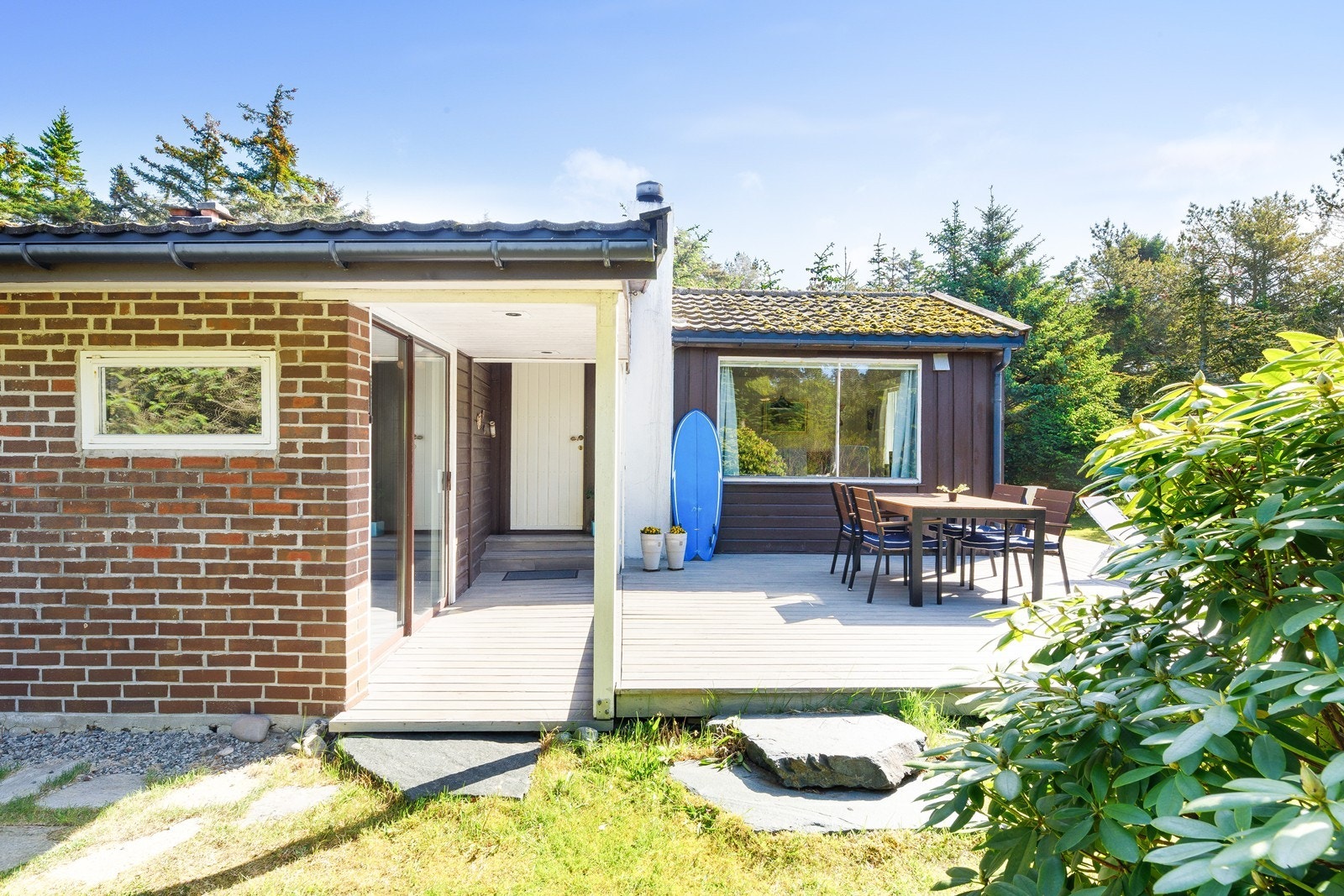 Inngangsparti/terrasse - svært skjermet beliggenhet med gode solfohold. Galleribilde