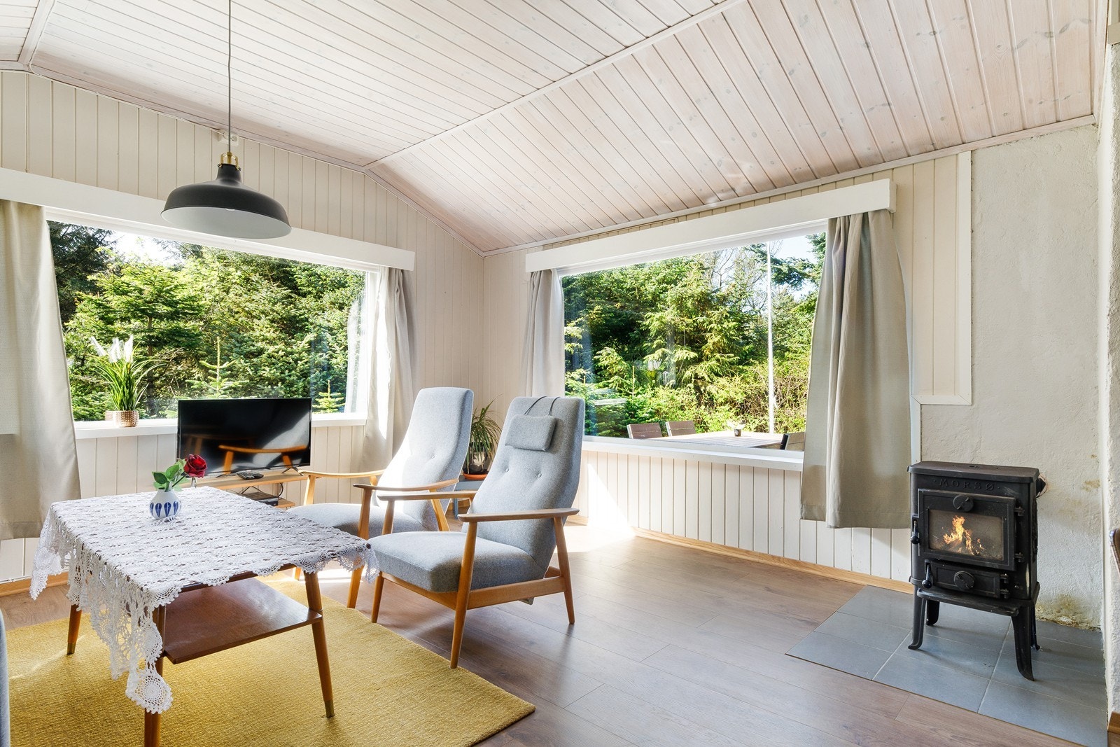 Vedovn i stuen bidrar med jevn varme og koselig innemiljø. Galleribilde