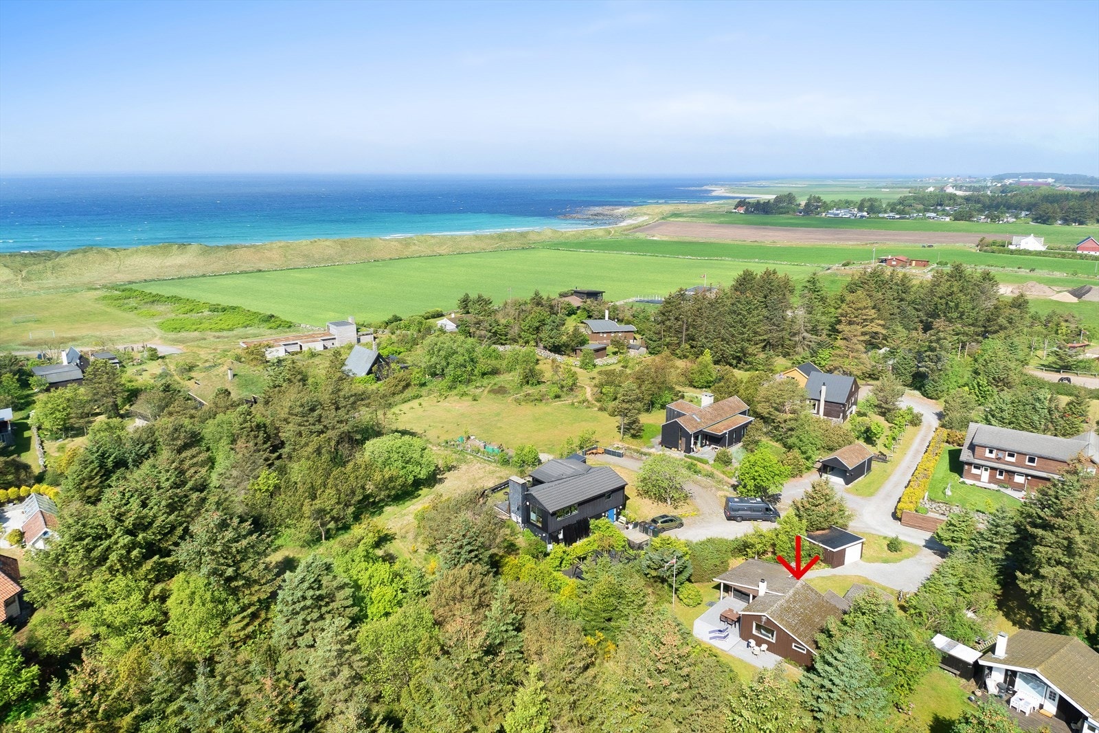 Eiendommen ligger i et naturskjønt område med nærhet til sjøen, perfekt for fritidsaktiviteter. Galleribilde