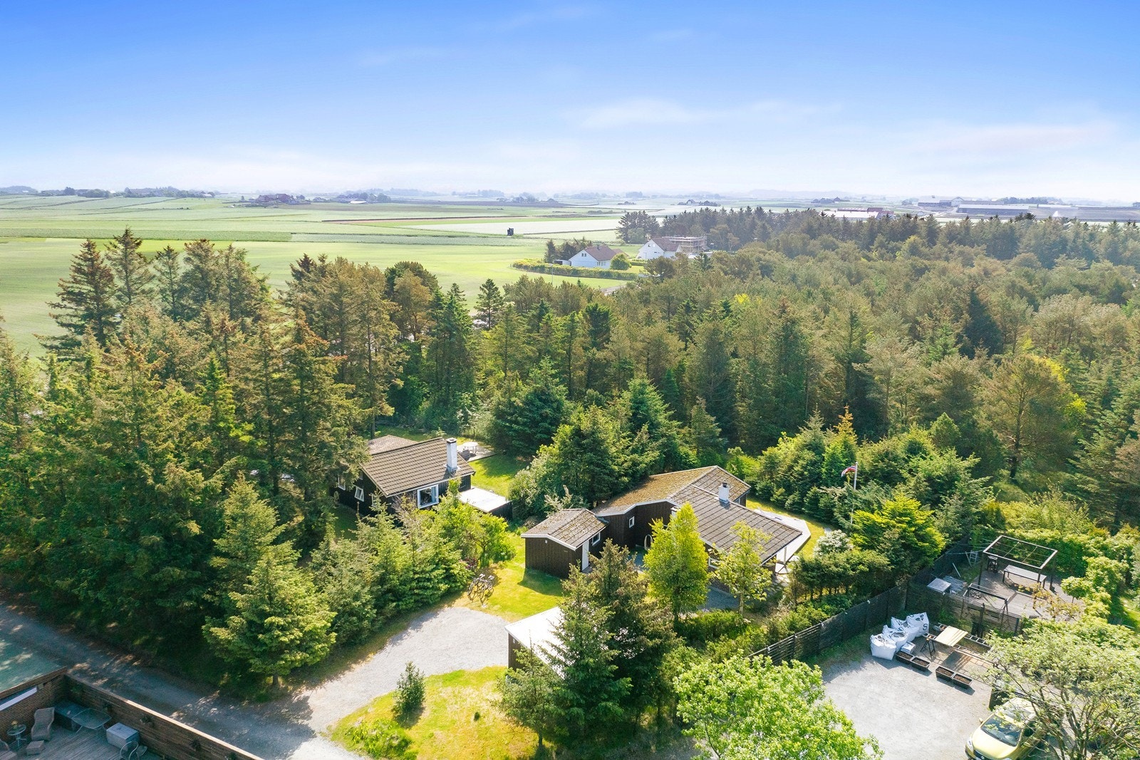 Området rundt eiendommen er omkranset av frodig natur med naturvernområde like ved. Galleribilde