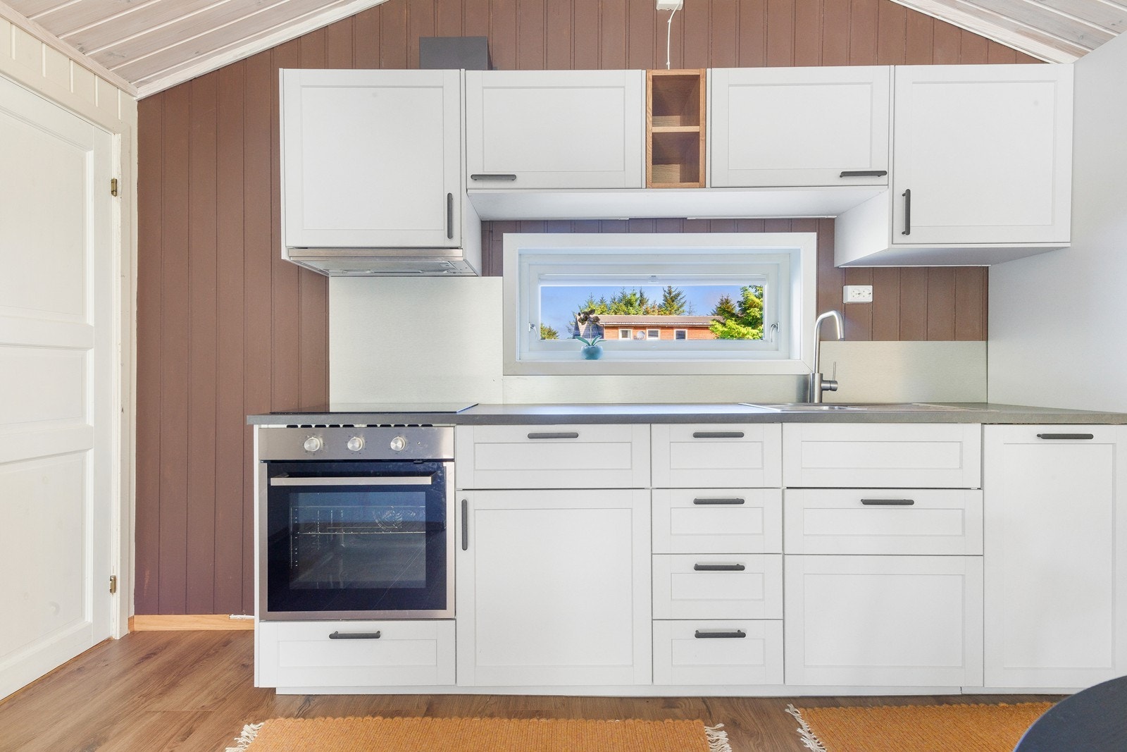 Kjøkken - godt utnyttet med tilstrekkelig med skap og skuffer. Galleribilde