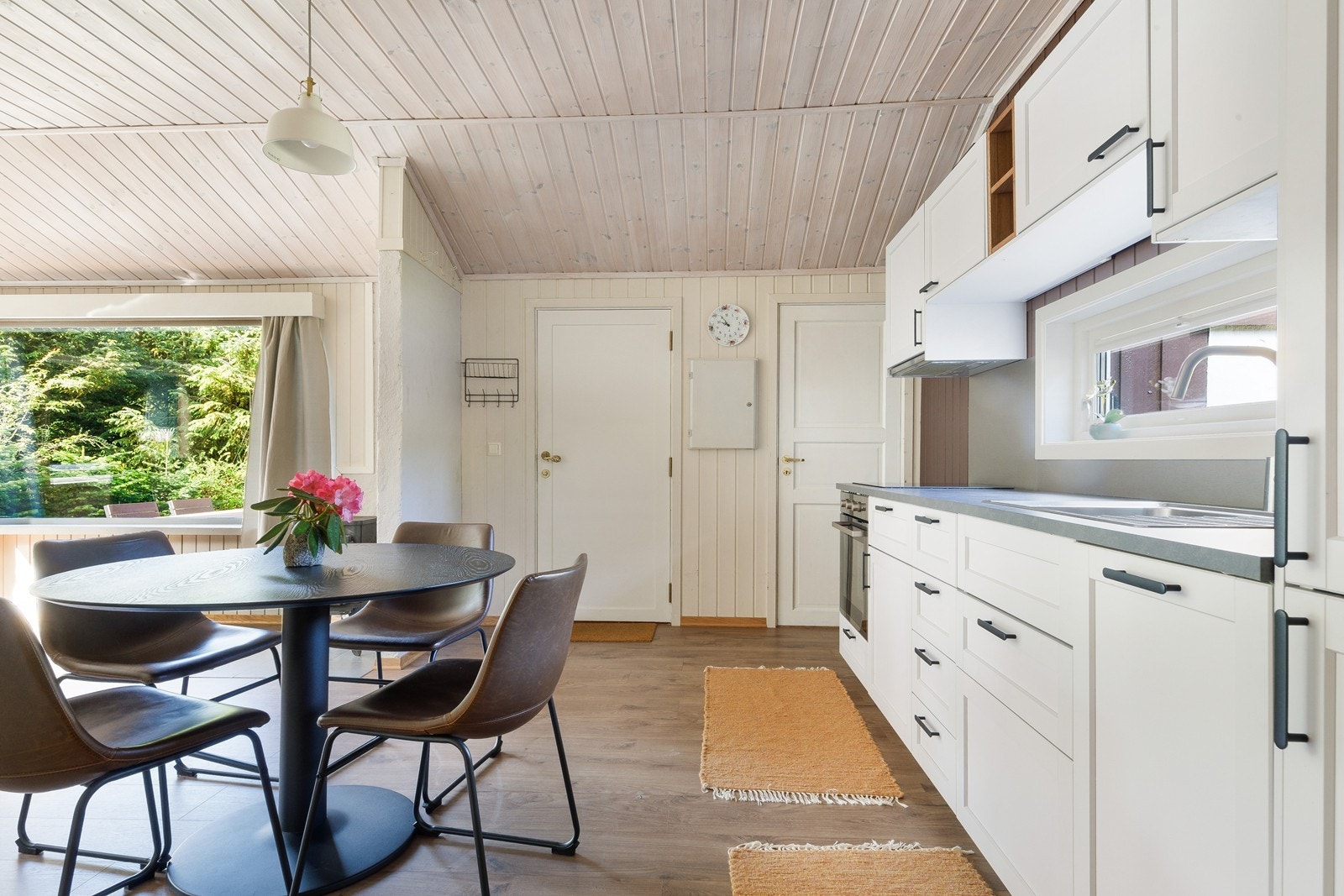 Åpen stue/kjøkkenløsning med naturlig plass til spisebord i forbindelse med kjøkken. Galleribilde