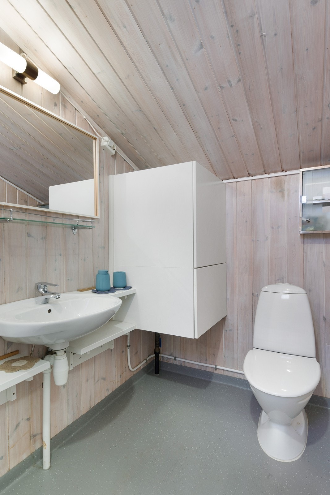 På gulv er det våtromsbelegg med gulvarme og panel på veggene gir et robust og funksjonelt våtrom. Galleribilde