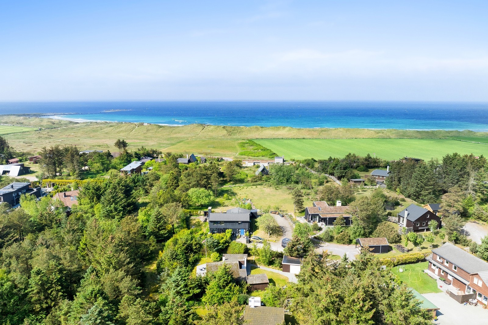 Utsikt over det omkringliggende landskapet med havet i bakgrunnen. Galleribilde