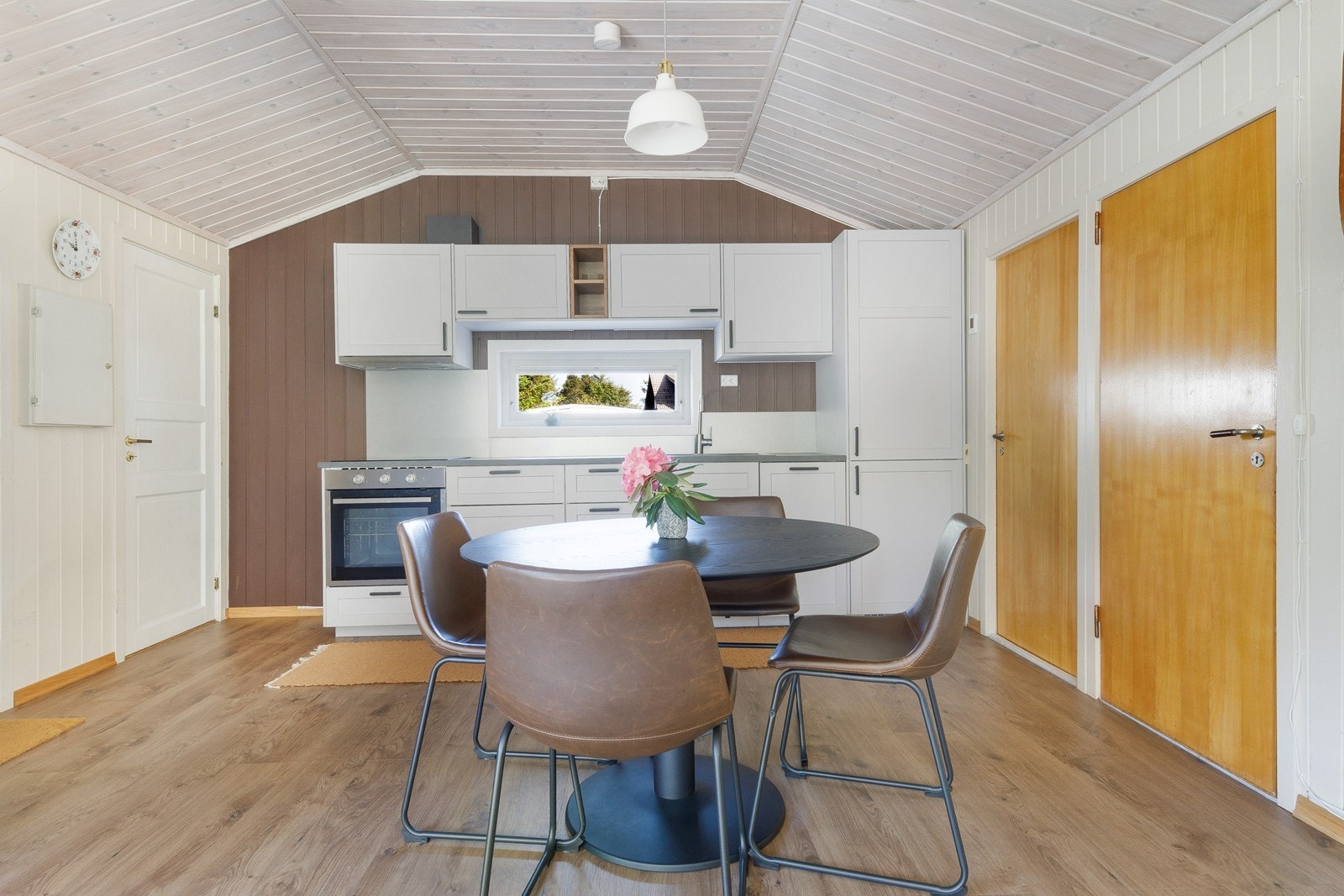 Lyse kjøkkenfronter med tidløst uttrykk. Vindu for naturlig lys. kjøkkenet har integrert komfur, koketopp, oppvaskmaskin og kombi kjøl-/frys. Galleribilde