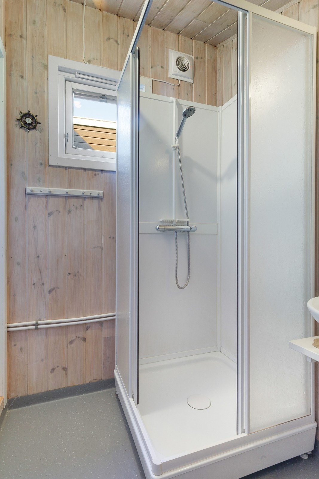 Badet inneholder toalett, sevant og dusj. Galleribilde