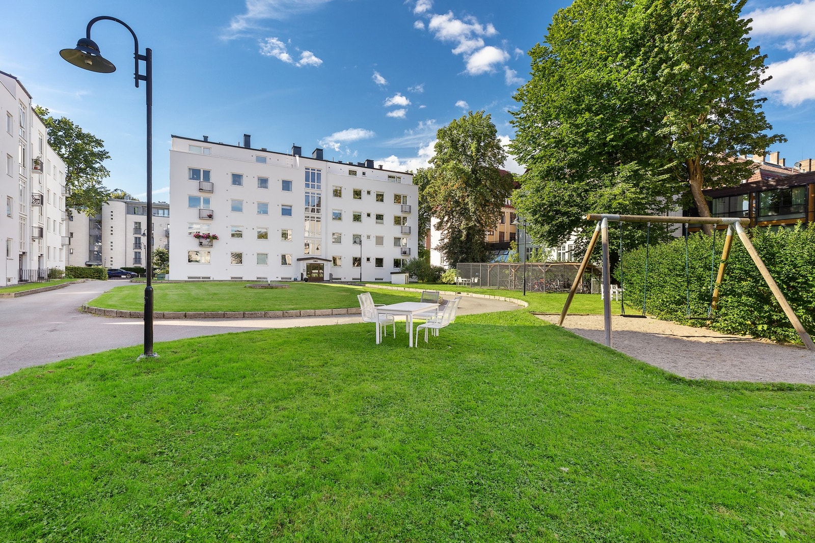 I bakgården har sameiet en en fin park med fontene, beplantning, plenareal og gode solforhold Galleribilde