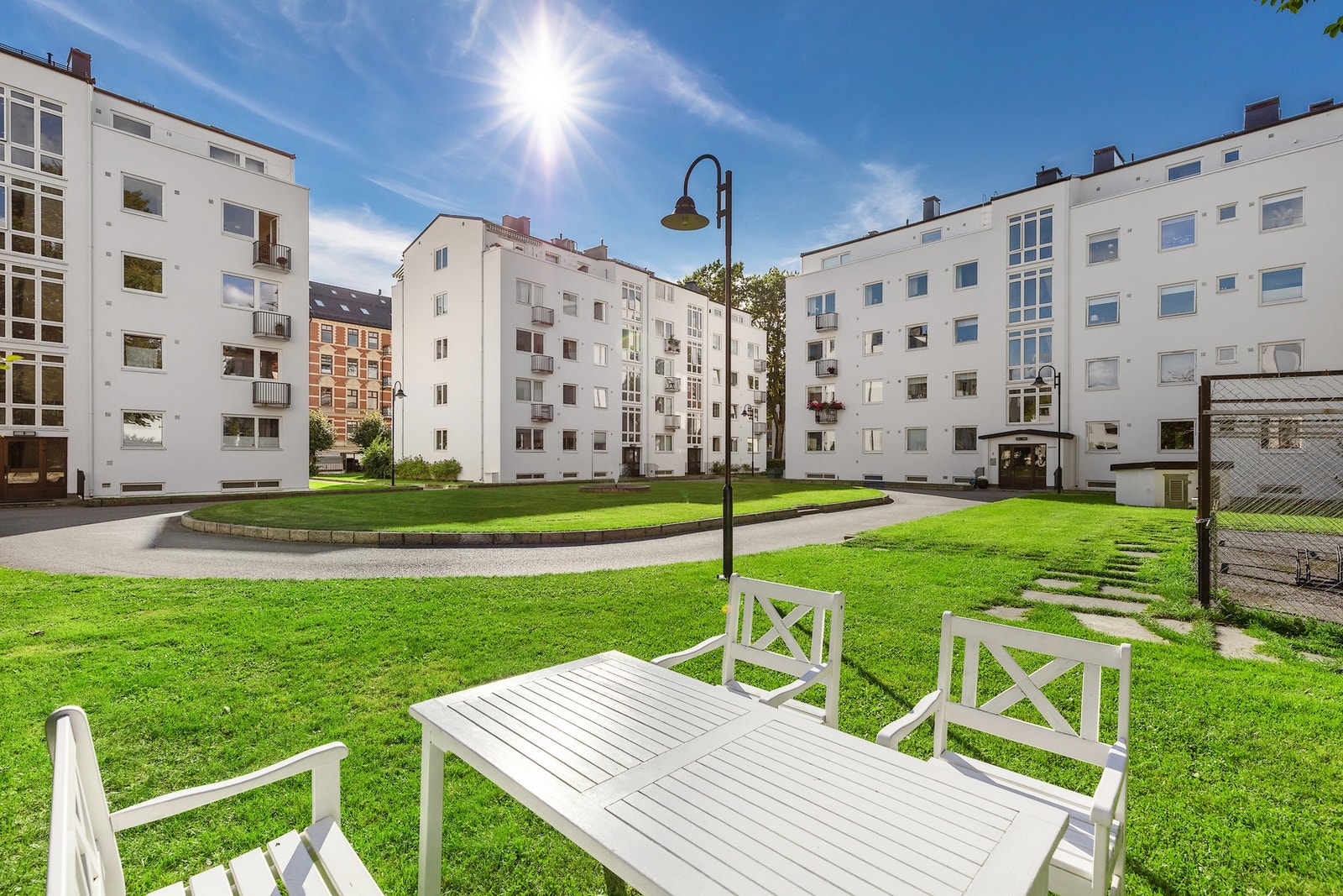 Leiligheten ligger i et meget pent gårdskompleks med heis og felles bakhage Galleribilde