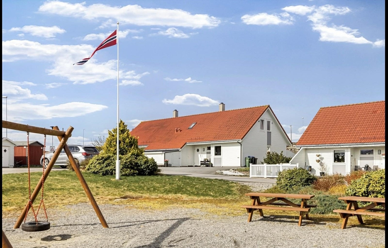 Felles tomt i sameiet på ca. 6 259 m² som inkluderer gjesteparkering, lekeplass, grøntarealer og interne veier. Galleribilde