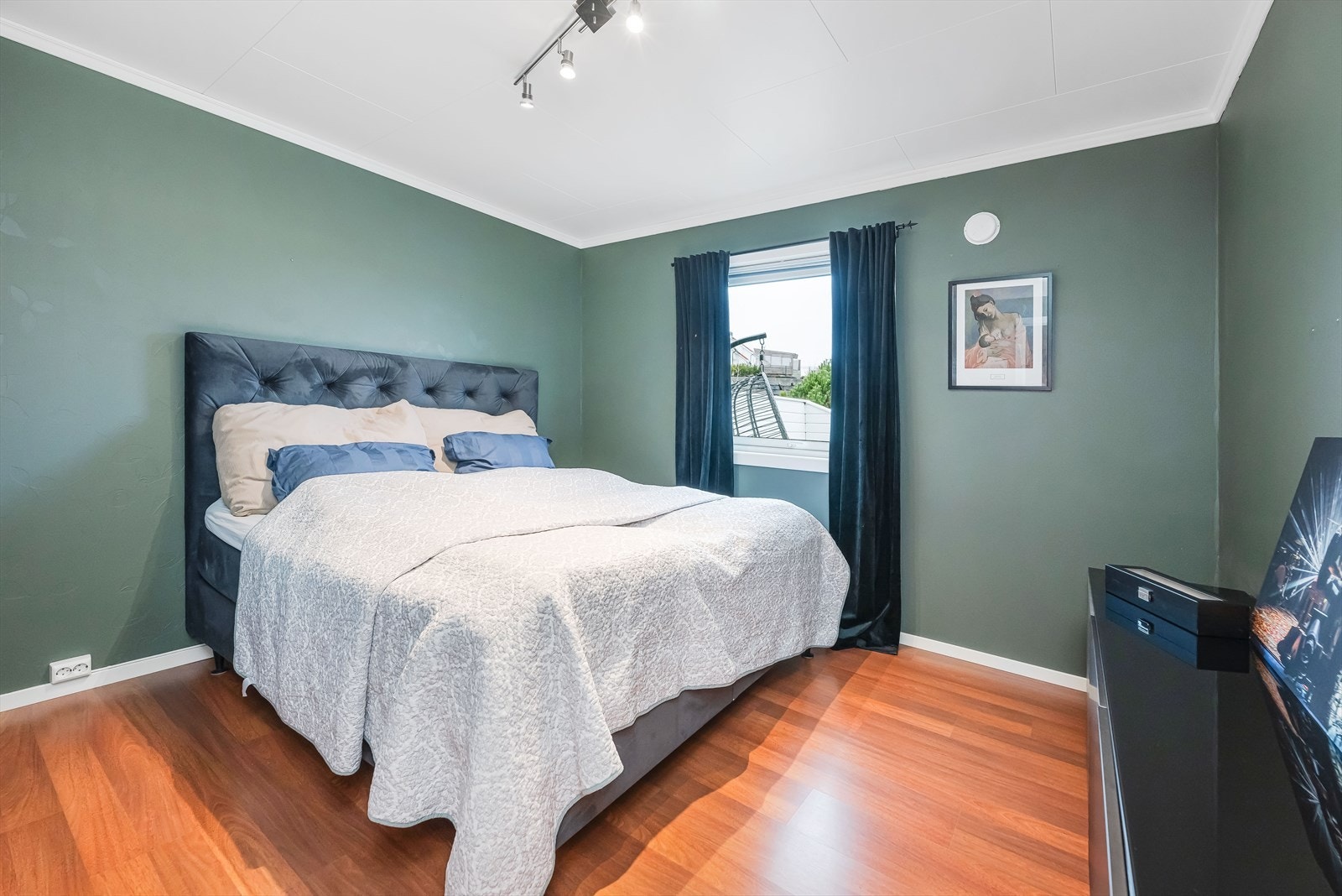 Hovedsoverommet er på 13 m² med plass til dobbeltseng og nattbord på hver side om ønskelig. Varmekabler i gulv for ekstra komfort. Galleribilde