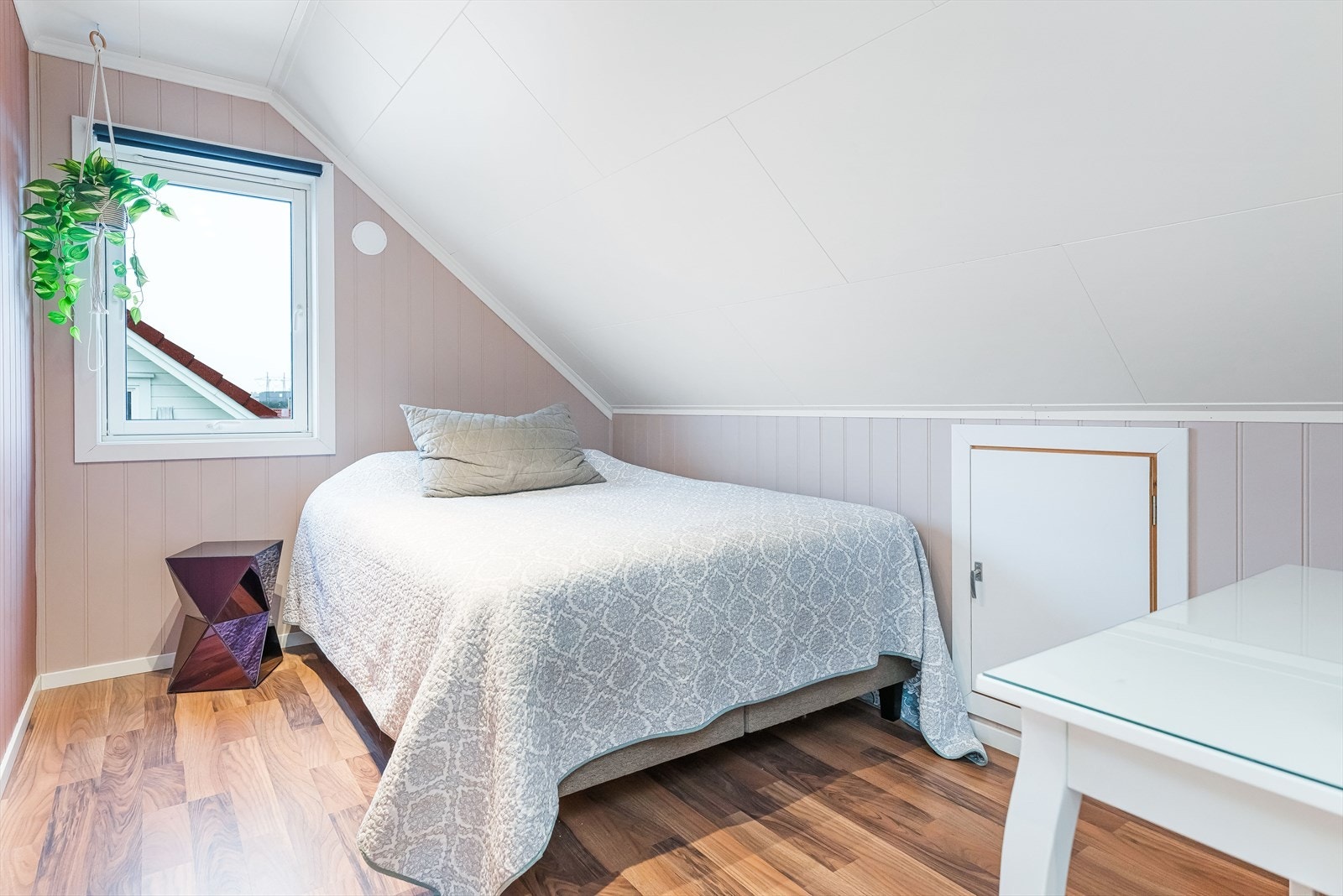 Lyst og koselig soverom i 2. etasje med plass til seng og skrivepult. I tillegg er det praktisk oppbevaringsplass i knevegg. Galleribilde